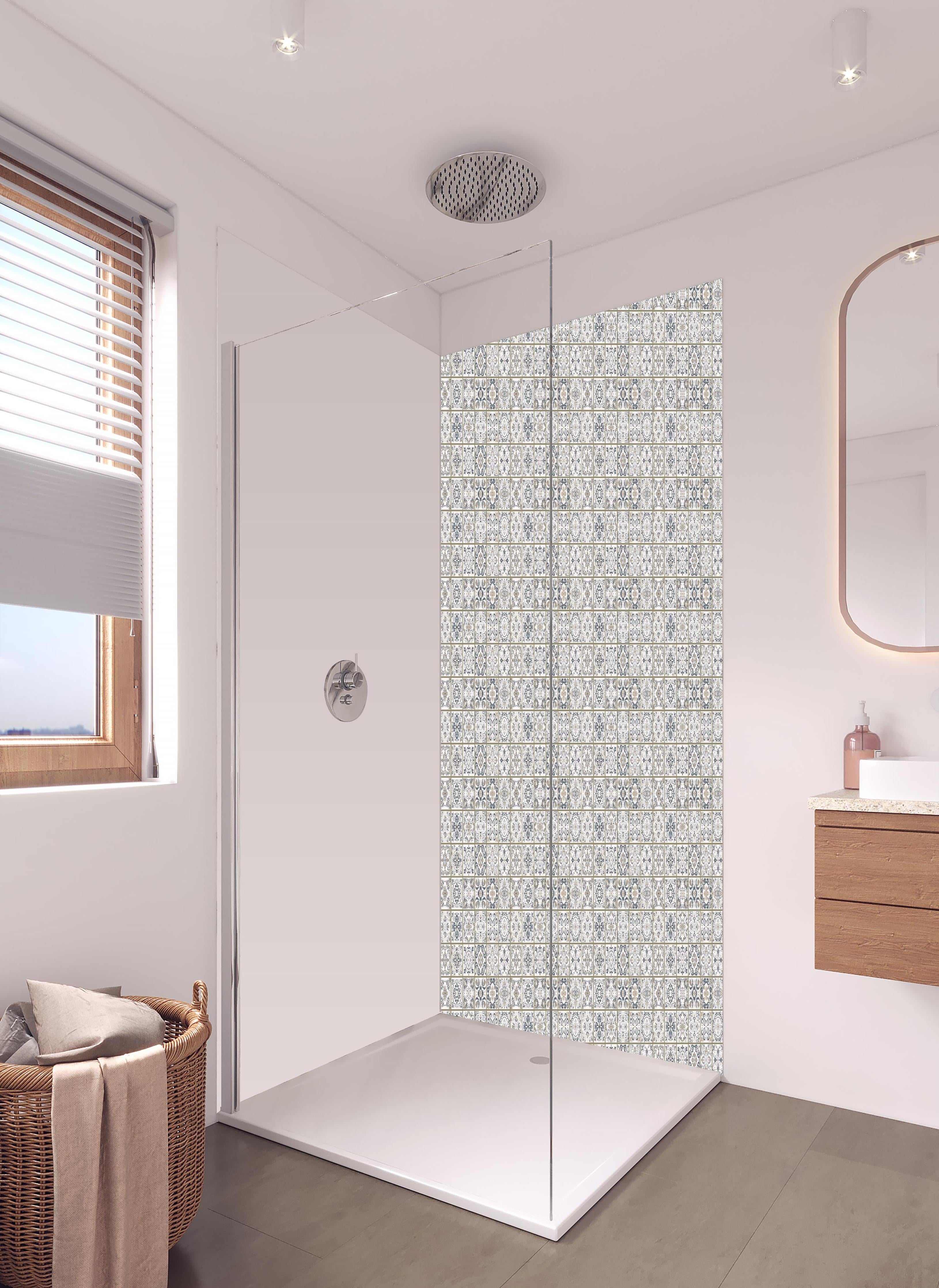 Duschrückwand - Harmonisches Grauweißes Geometrie Design in hellem Badezimmer mit Regenduschkopf - zweiteilige Eck-Duschrückwand