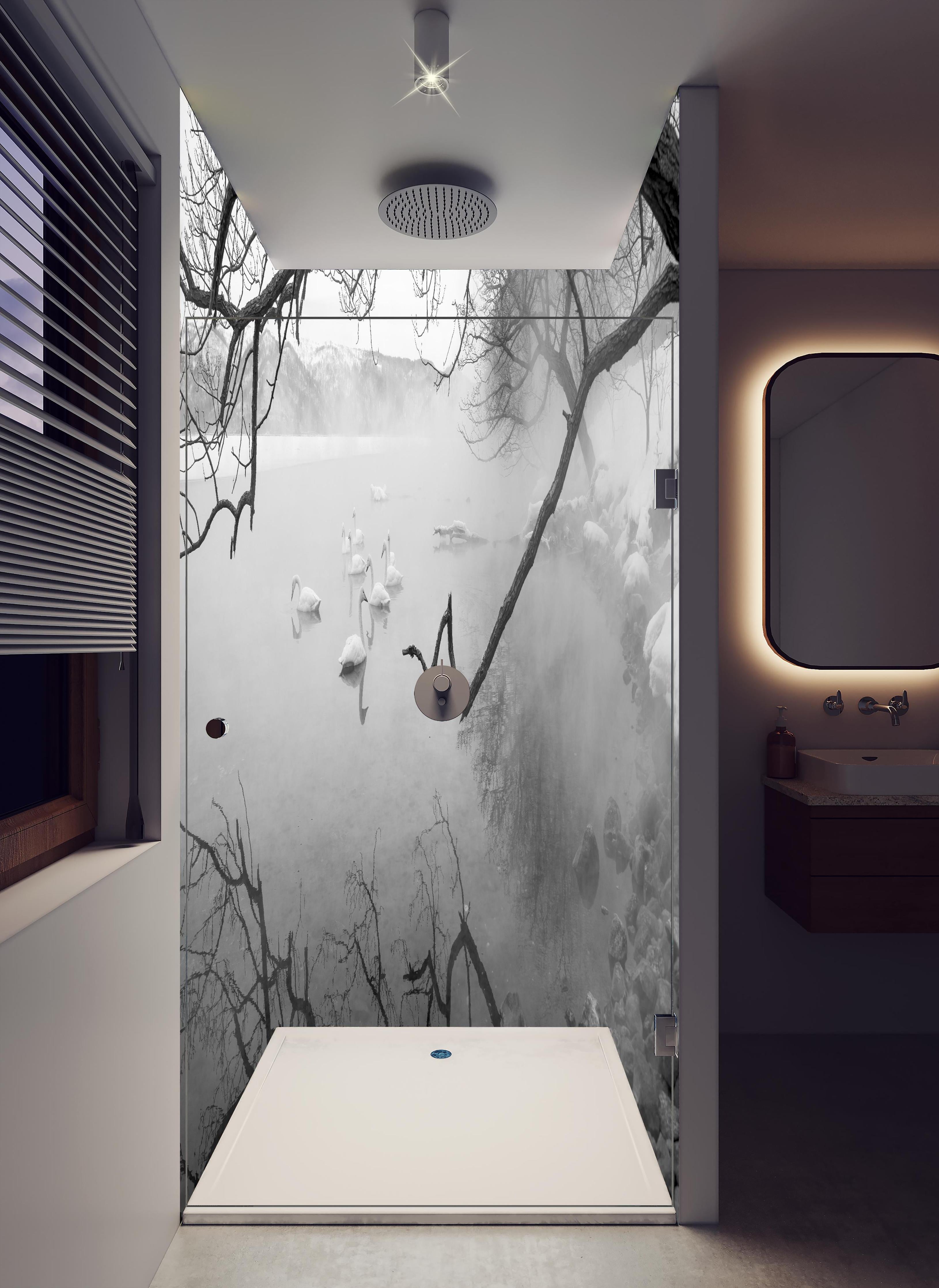 Duschrückwand - Heiße Quelle mit Schwänen in hellem Badezimmer mit Regenduschkopf - zweiteilige Eck-Duschrückwand