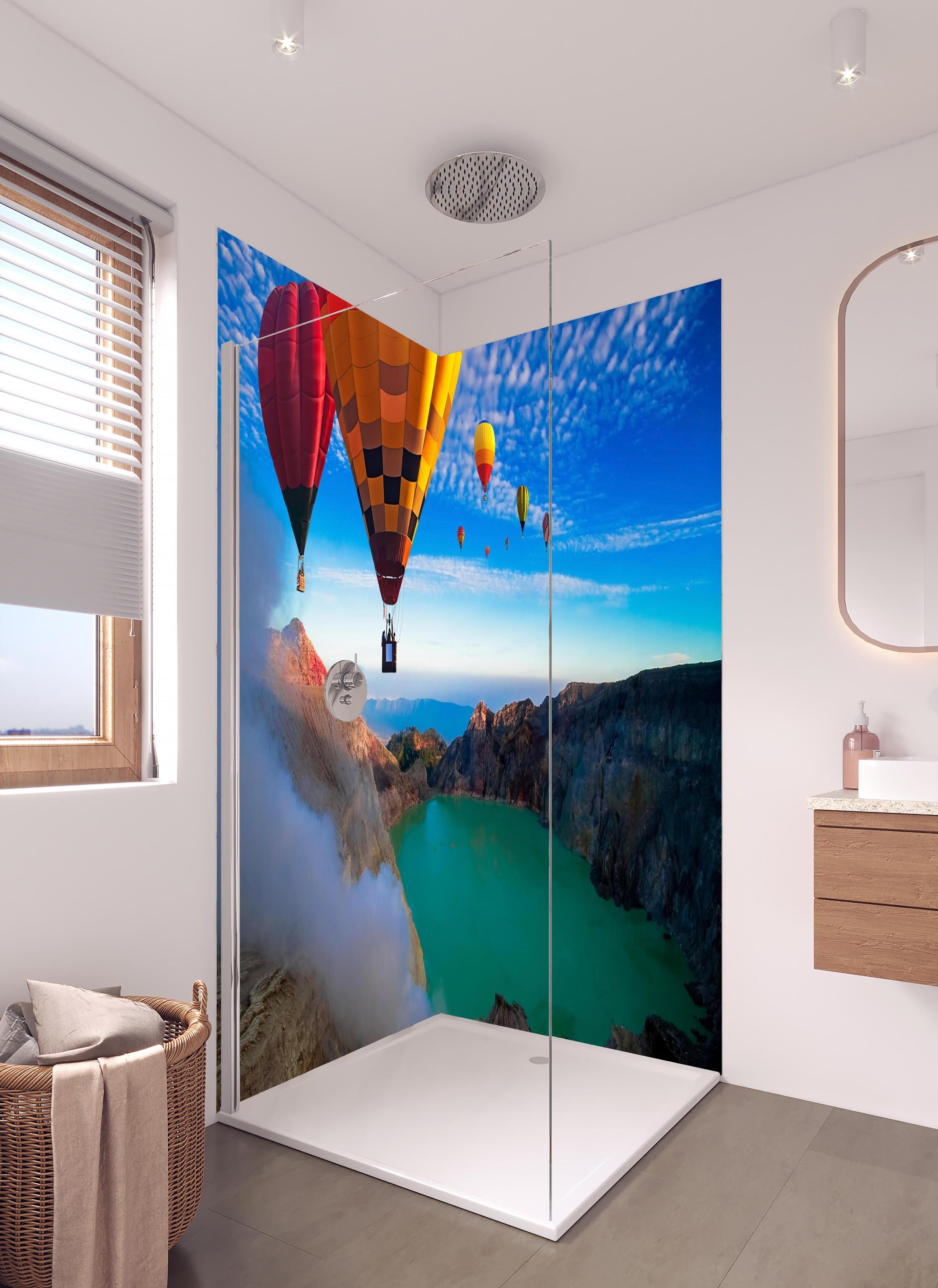 Duschrückwand - Heißluftballons über dem Krater Kawah Ijen in hellem Badezimmer mit Regenduschkopf - zweiteilige Eck-Duschrückwand