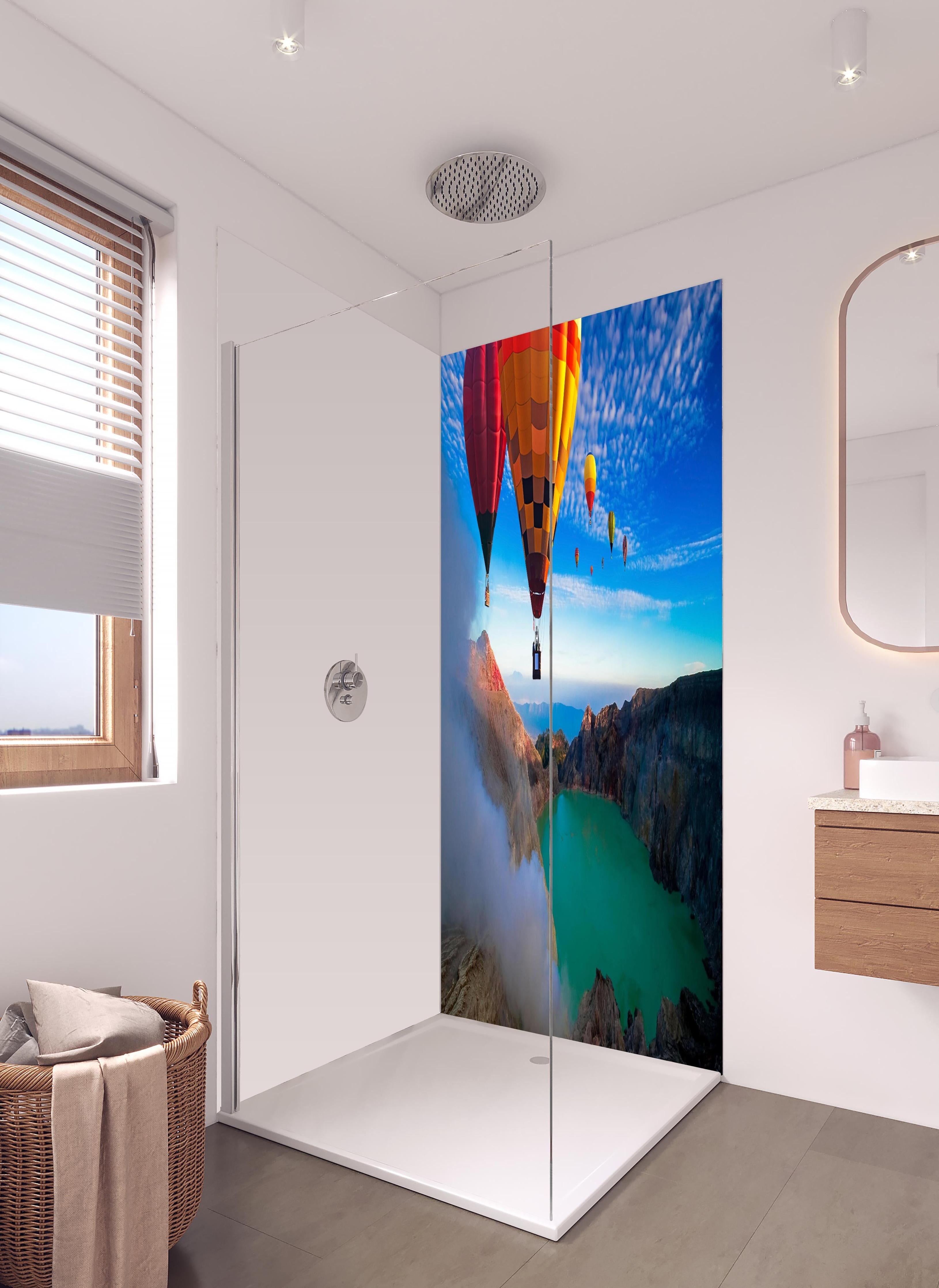 Duschrückwand - Heißluftballons über dem Krater Kawah Ijen in hellem Badezimmer mit Regenduschkopf - zweiteilige Eck-Duschrückwand