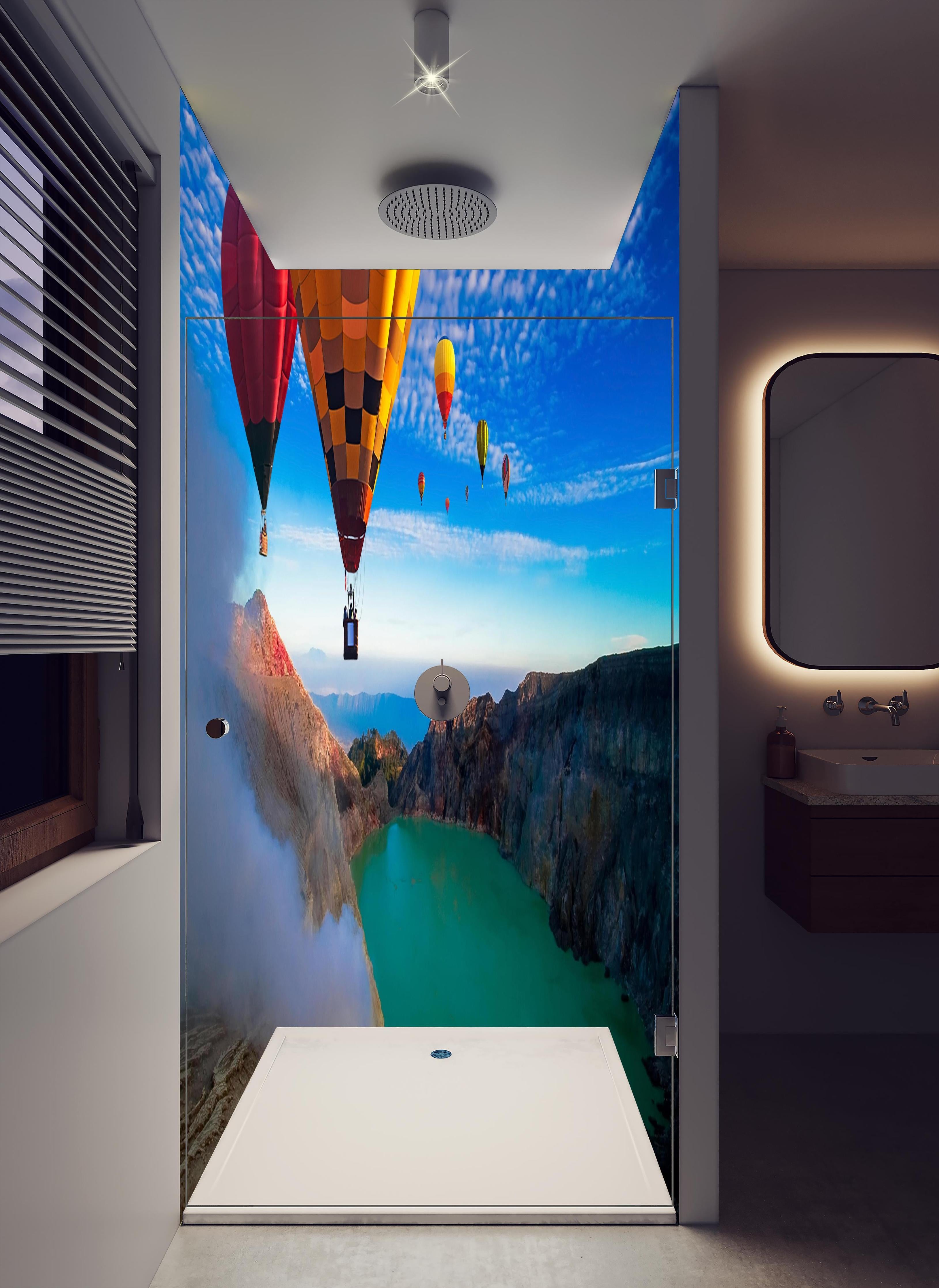 Duschrückwand - Heißluftballons über dem Krater Kawah Ijen in hellem Badezimmer mit Regenduschkopf - zweiteilige Eck-Duschrückwand
