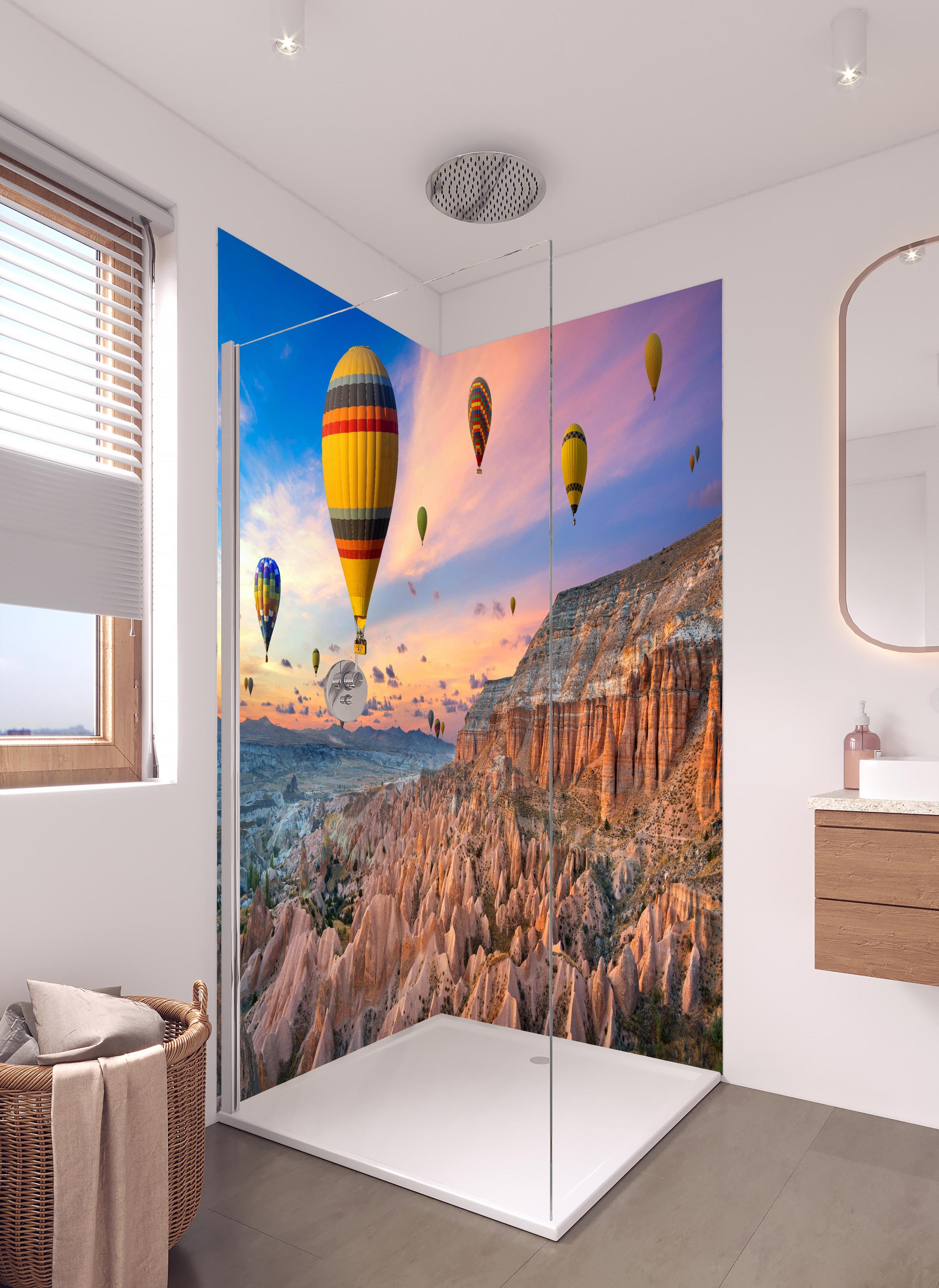 Duschrückwand - Heißluftballons über dem Tal - Türkei in hellem Badezimmer mit Regenduschkopf - zweiteilige Eck-Duschrückwand
