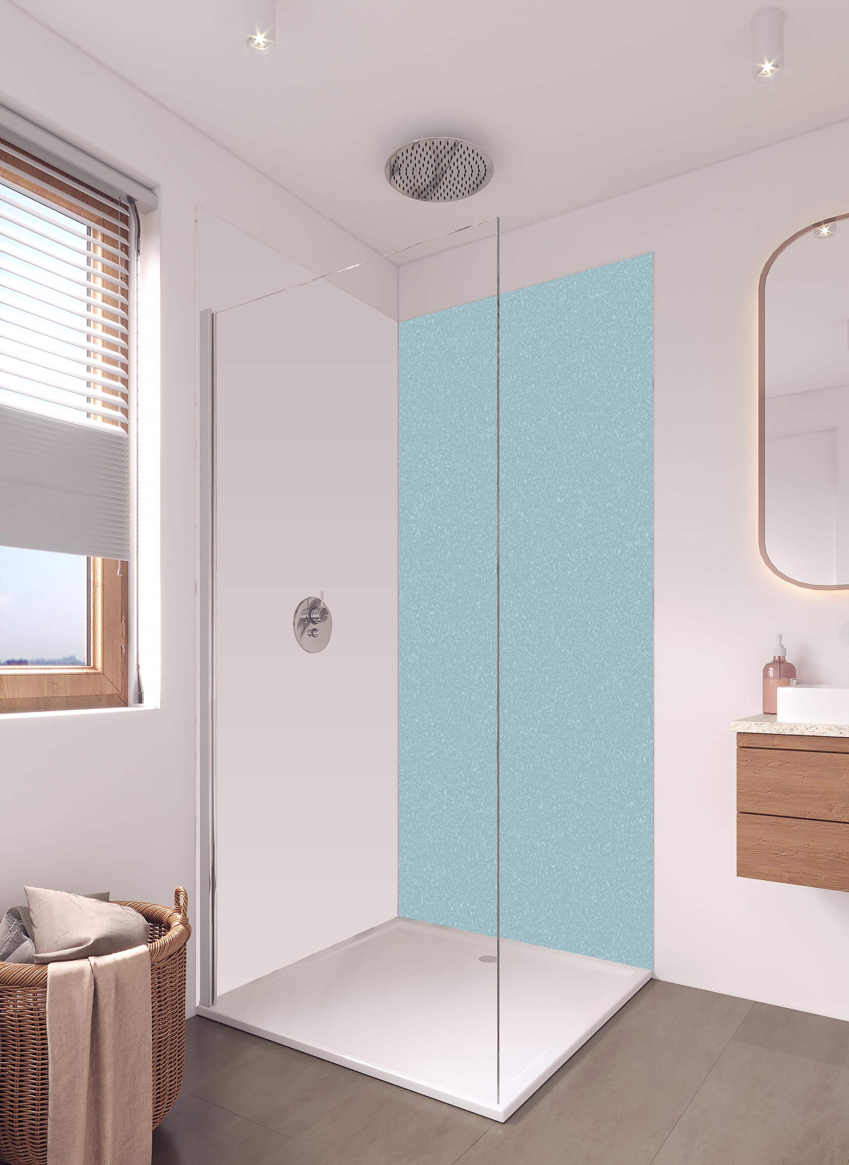 Duschrückwand - Hellblaue Wandtextur in hellem Badezimmer mit Regenduschkopf - zweiteilige Eck-Duschrückwand