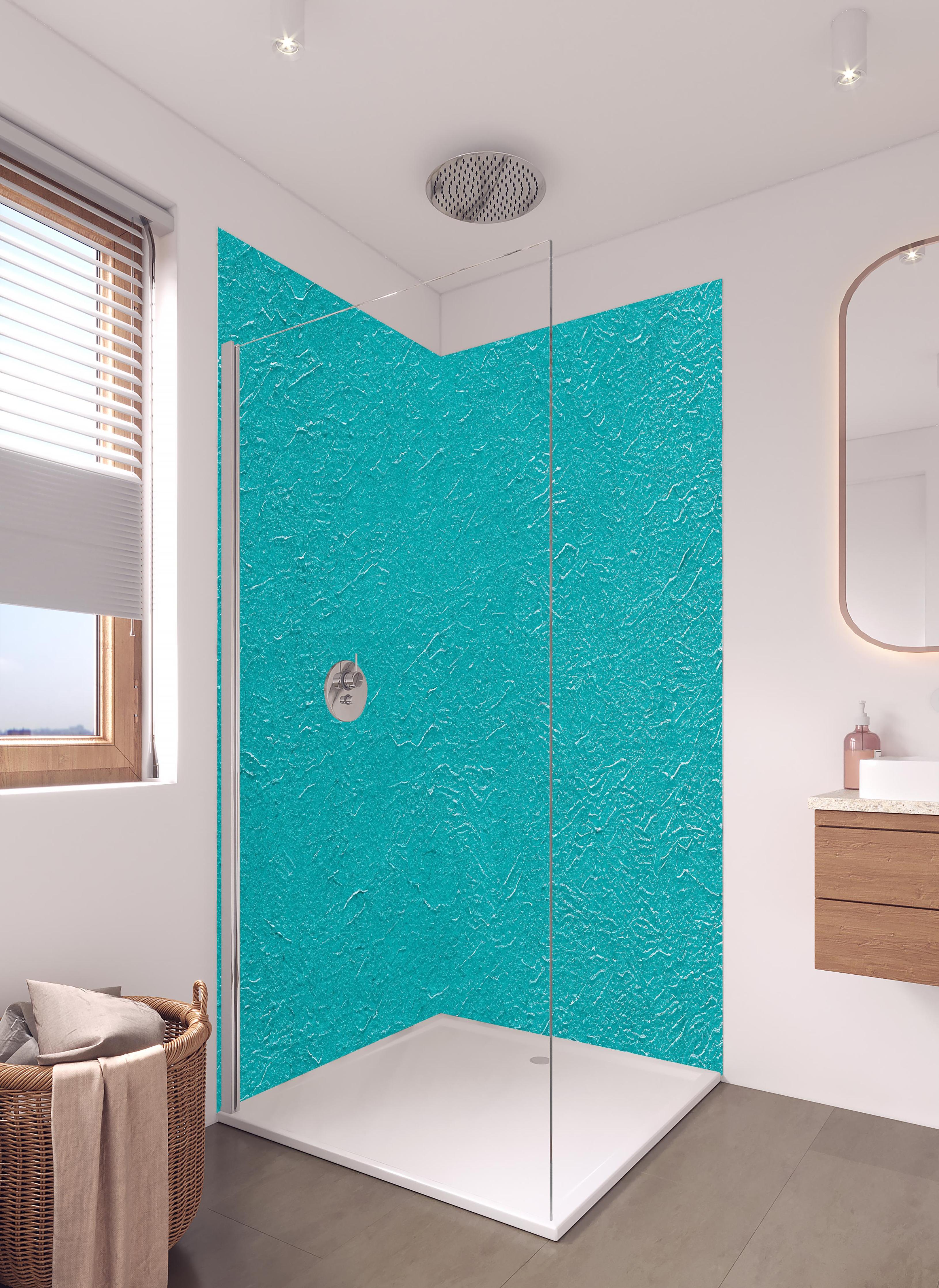 Duschrückwand - Hellblaue bemalte Wand Textur in hellem Badezimmer mit Regenduschkopf - zweiteilige Eck-Duschrückwand