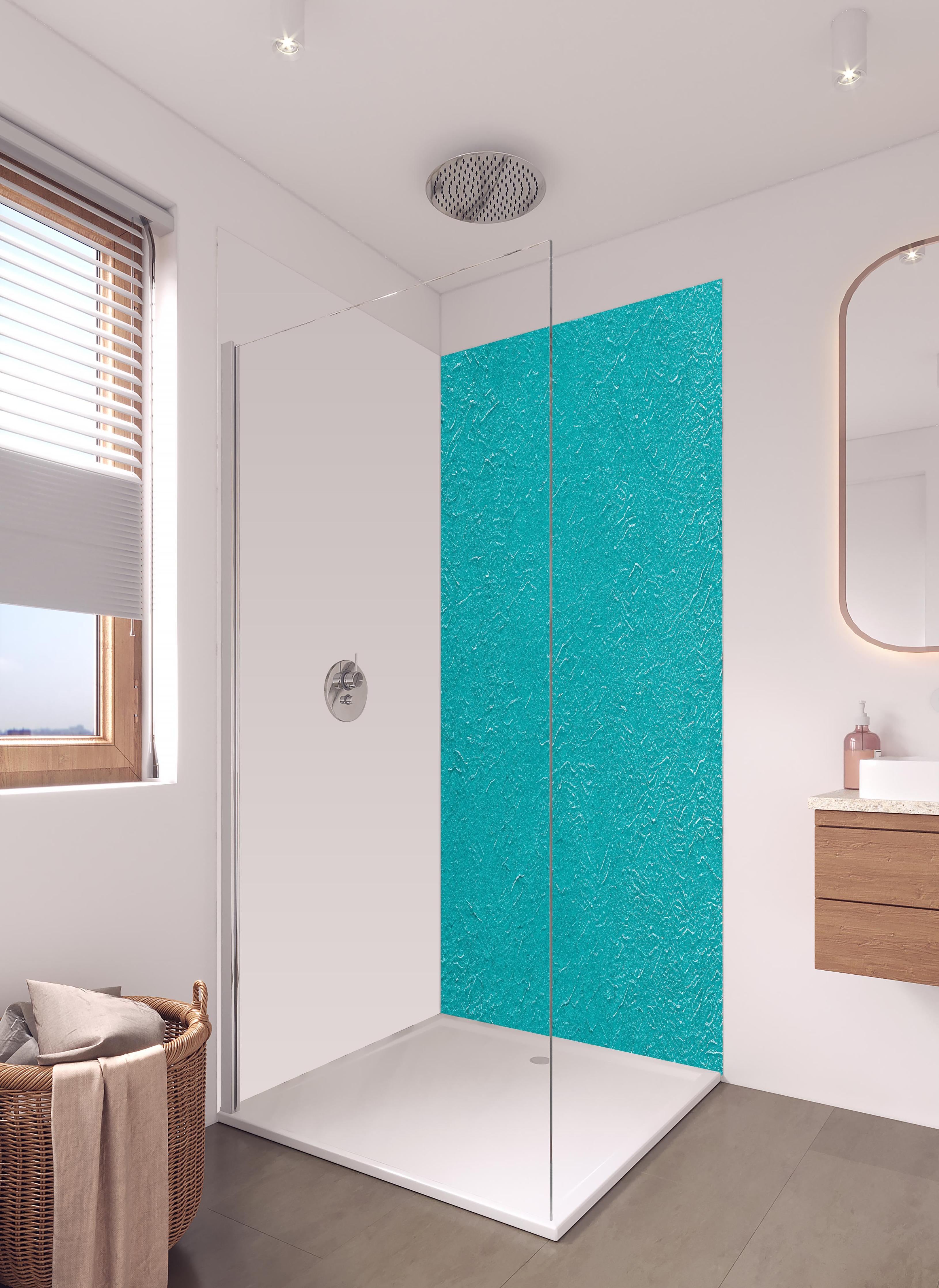 Duschrückwand - Hellblaue bemalte Wand Textur in hellem Badezimmer mit Regenduschkopf - zweiteilige Eck-Duschrückwand
