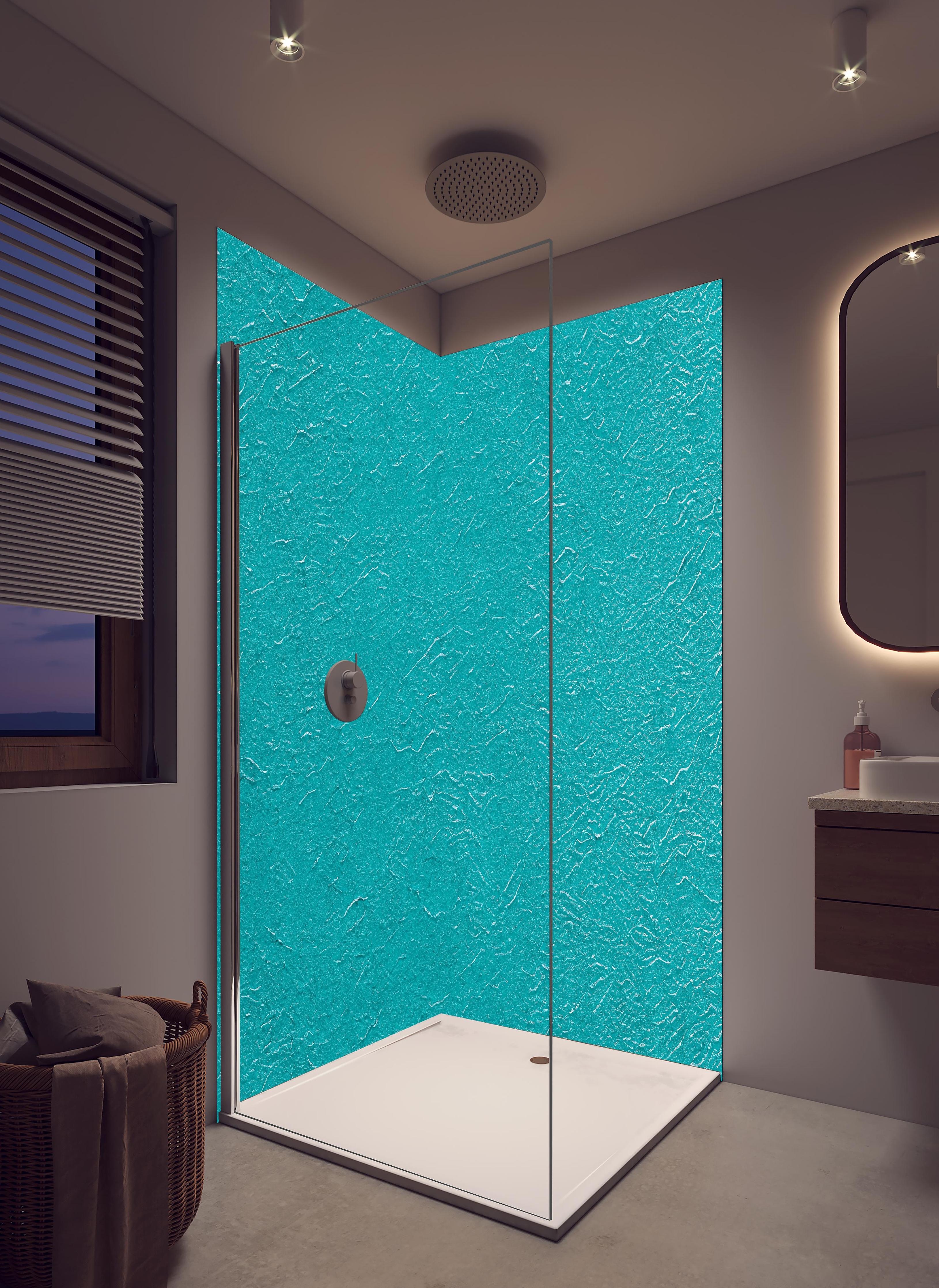 Duschrückwand - Hellblaue bemalte Wand Textur in hellem Badezimmer mit Regenduschkopf - zweiteilige Eck-Duschrückwand