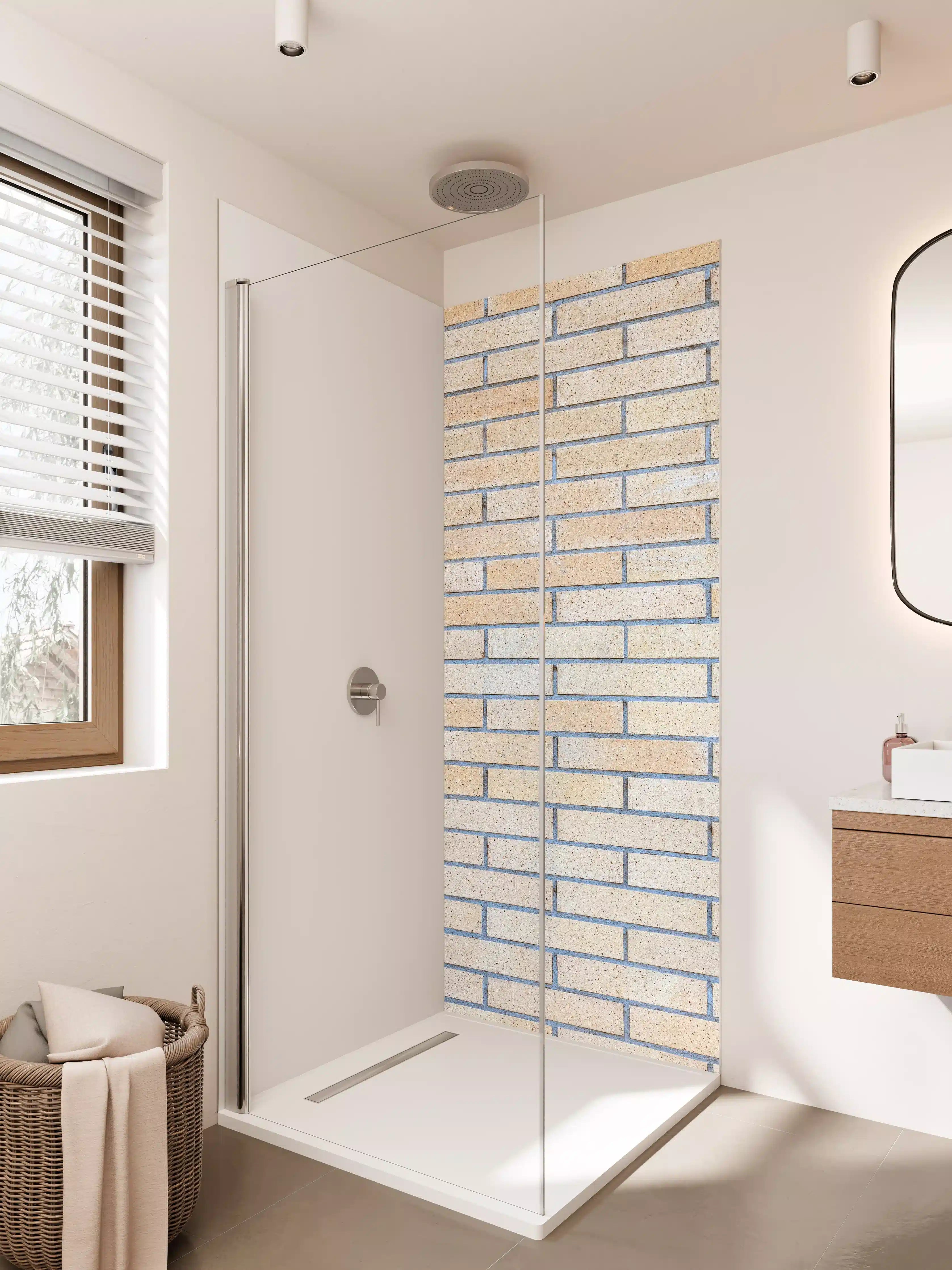 Duschrückwand - Helle Backsteinwand mit warmem Ton