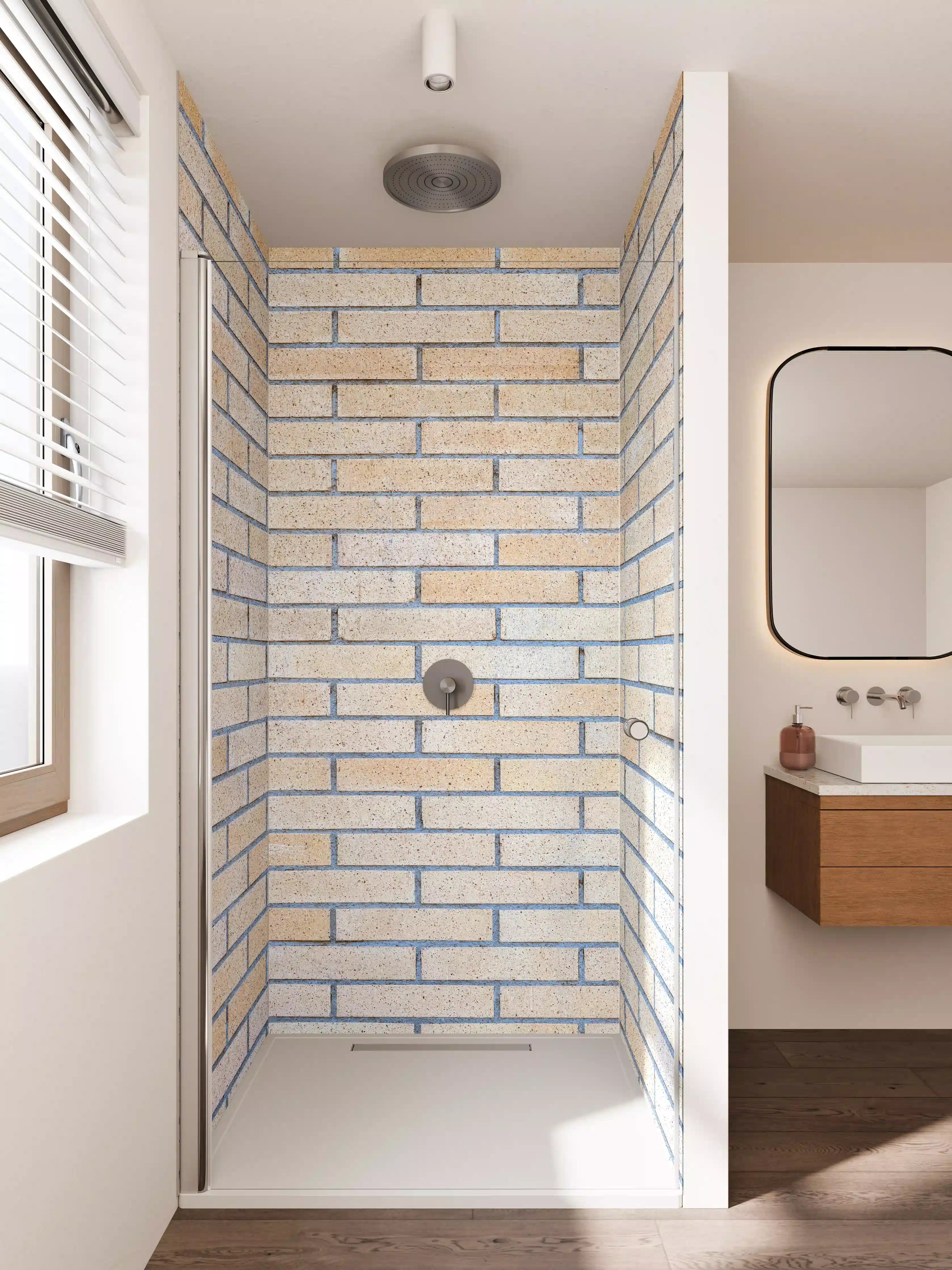 Duschrückwand - Helle Backsteinwand mit warmem Ton