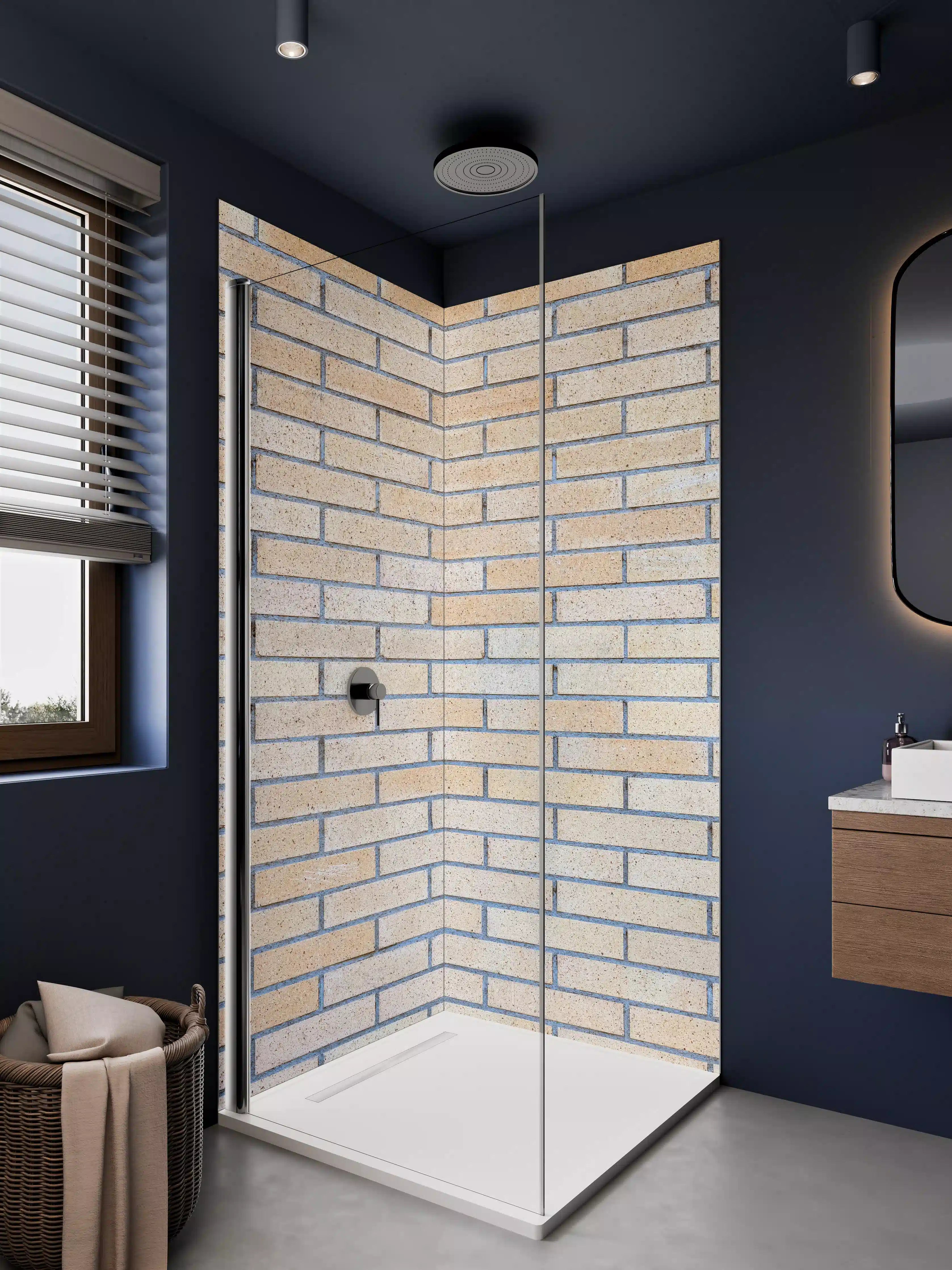 Duschrückwand - Helle Backsteinwand mit warmem Ton