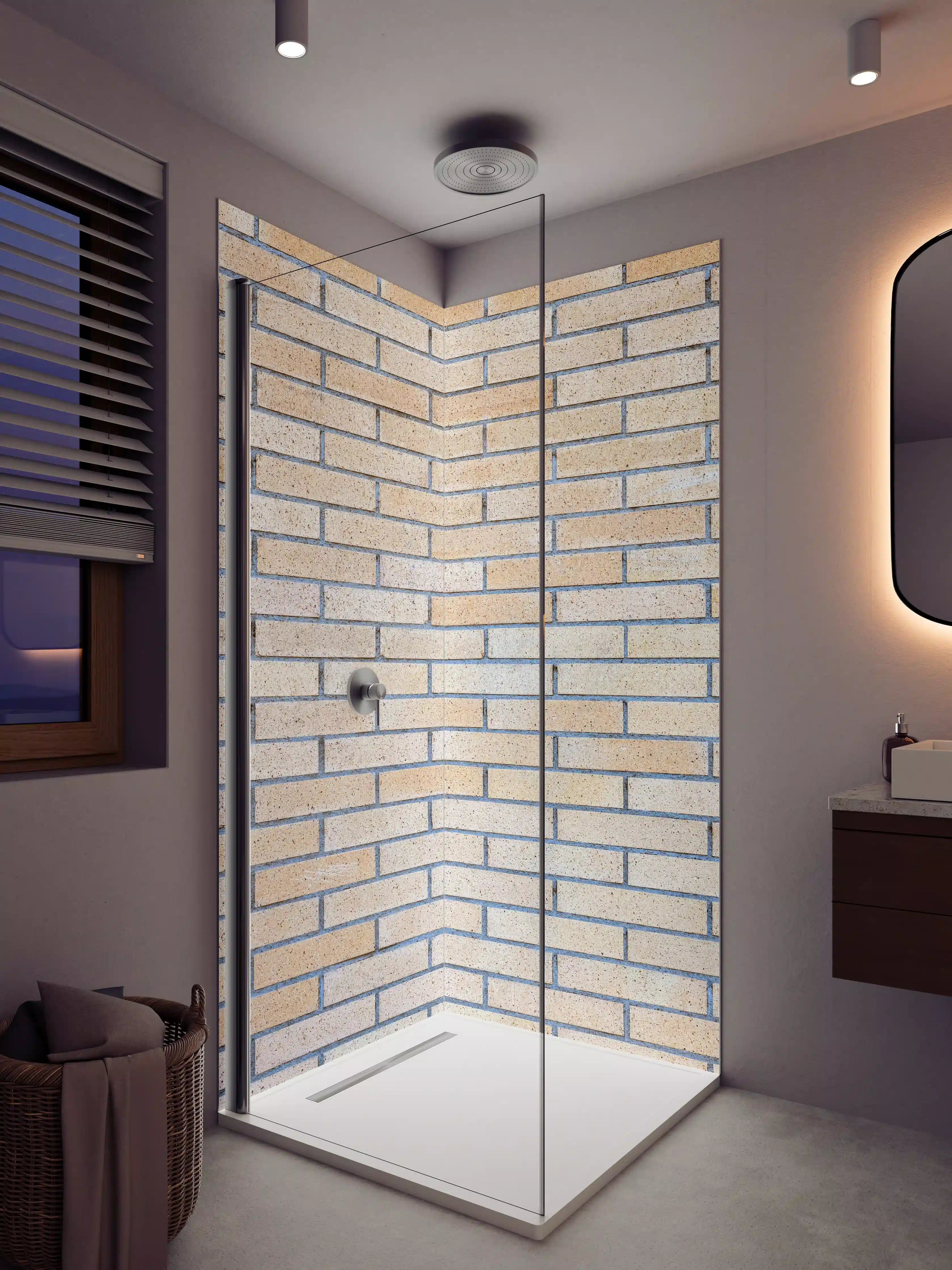 Duschrückwand - Helle Backsteinwand mit warmem Ton