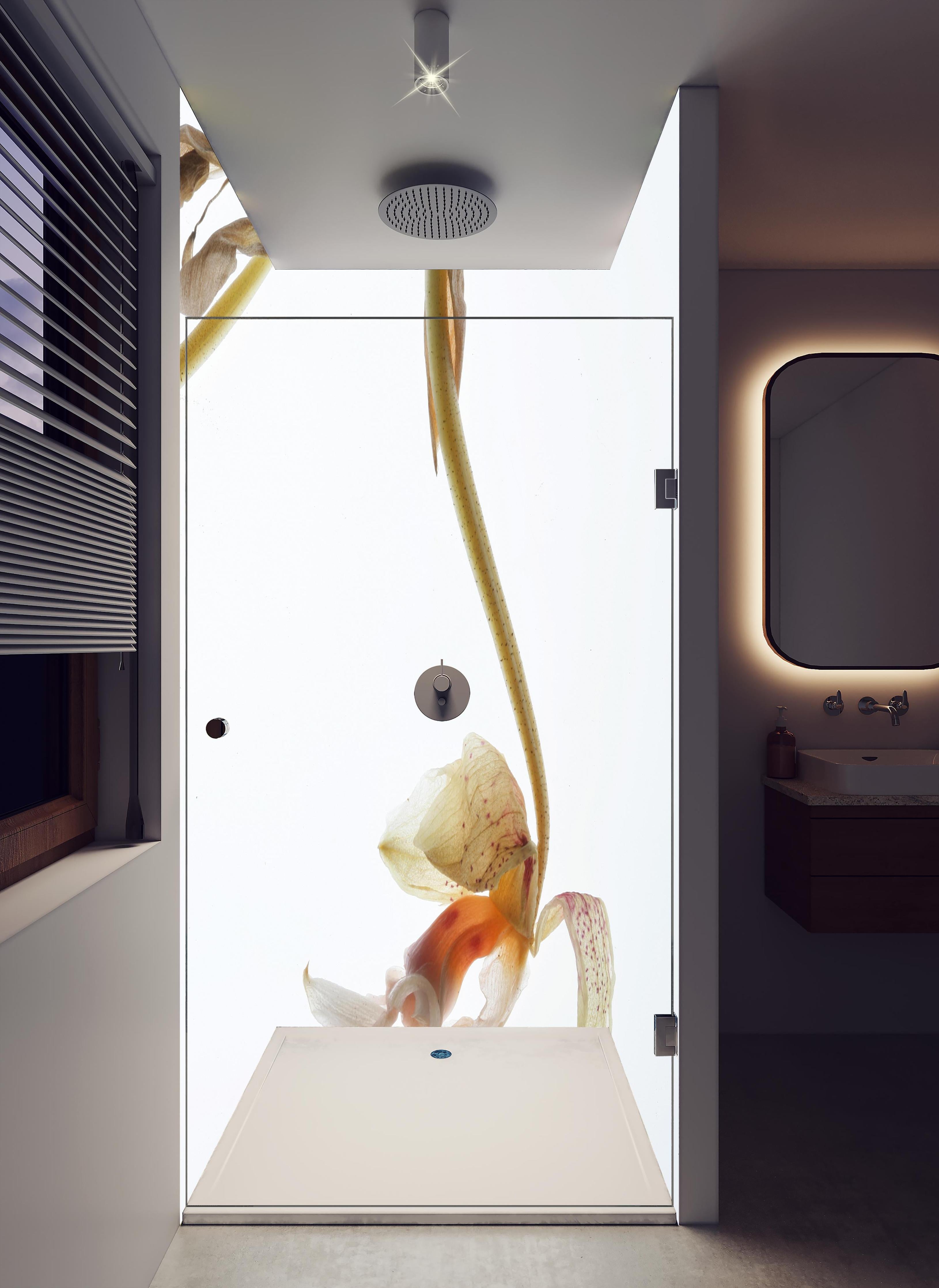 Duschrückwand - Helle Blume - Nahaufnahme in hellem Badezimmer mit Regenduschkopf - zweiteilige Eck-Duschrückwand