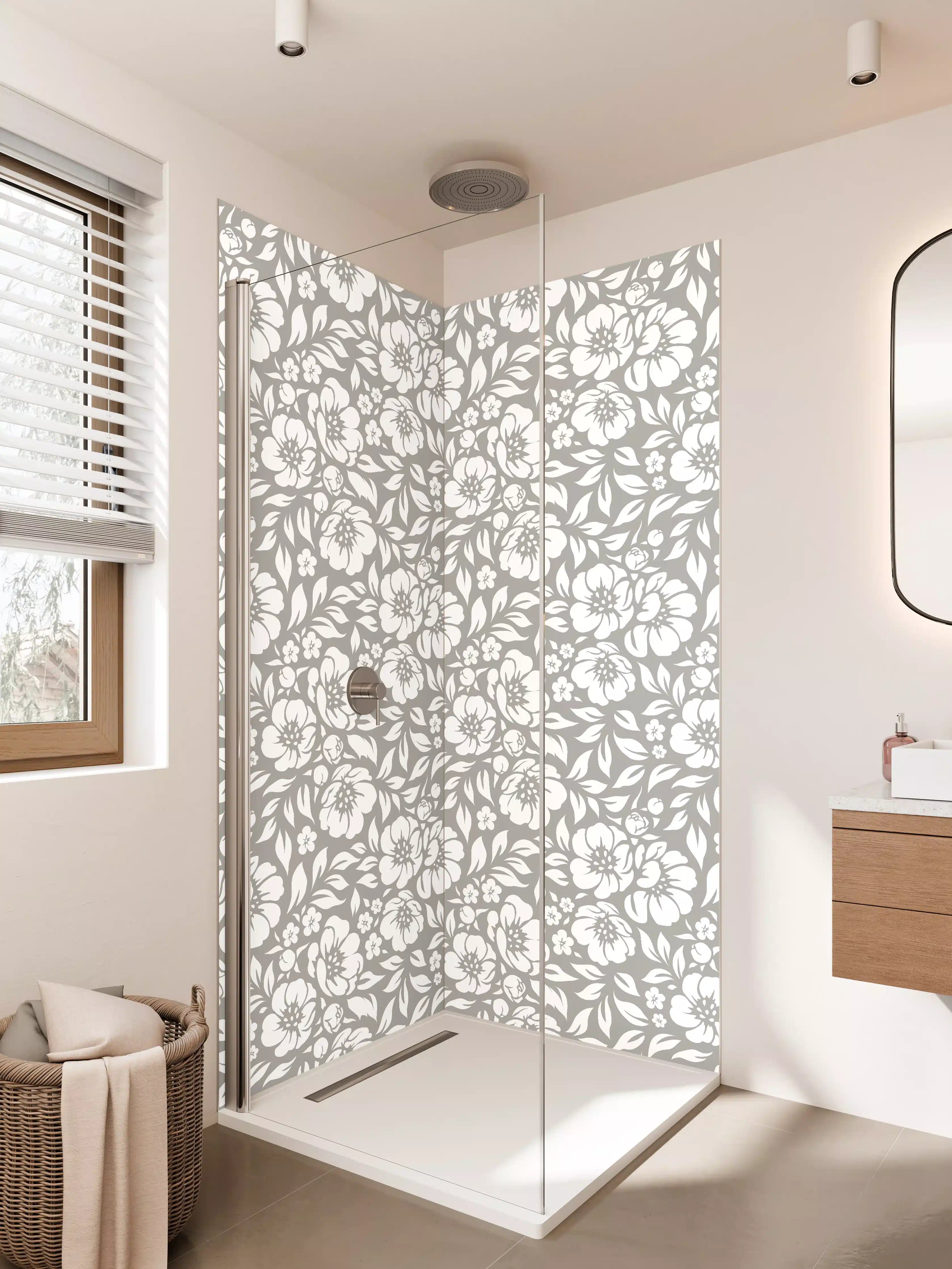 Duschrückwand - Helle Blumenmuster in Grau und Weiß