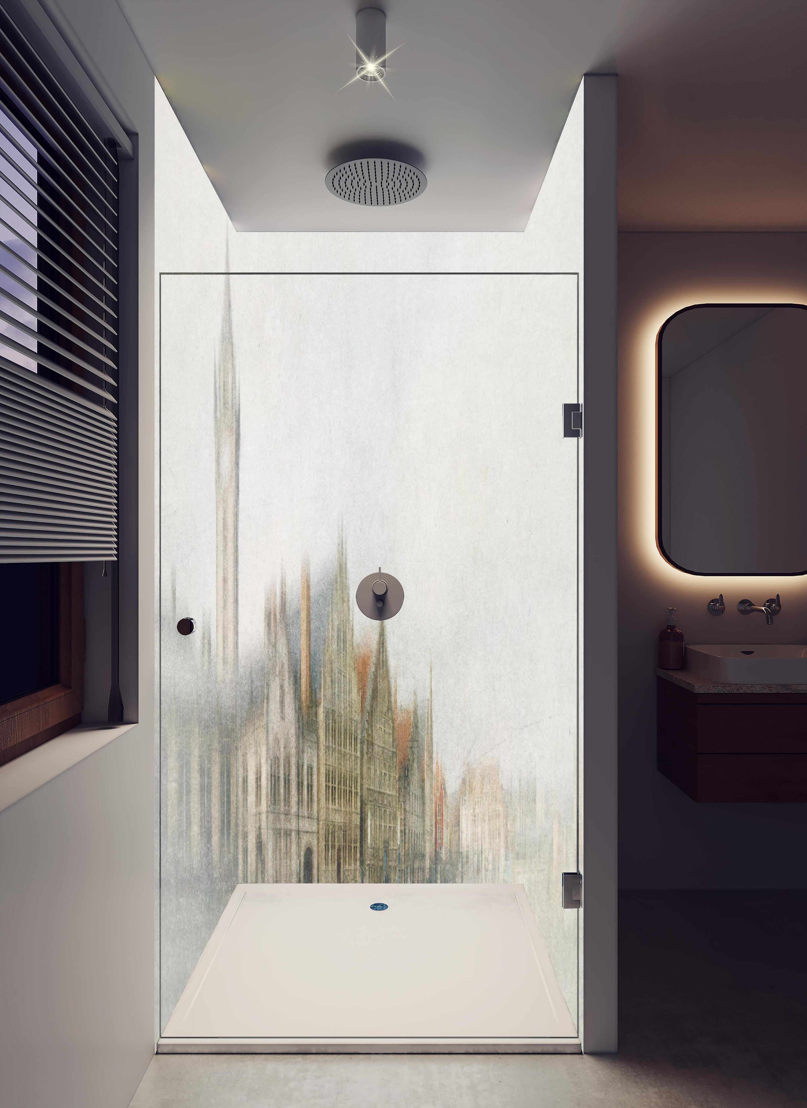 Duschrückwand - Helle Gent Architektur Reflektion in hellem Badezimmer mit Regenduschkopf - zweiteilige Eck-Duschrückwand