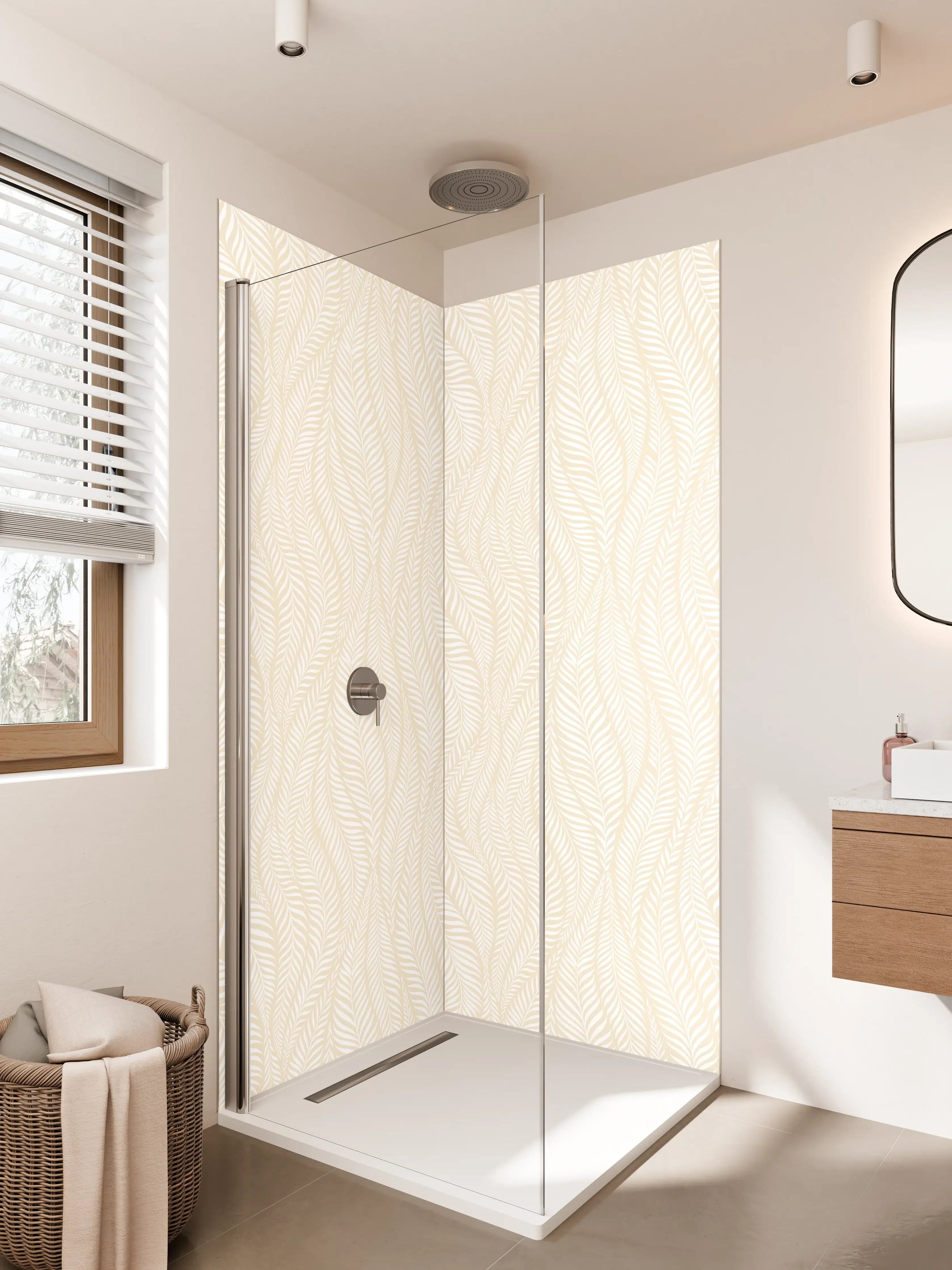 Duschrückwand - Helle beige Tapete mit feinem Pflanzenmuster