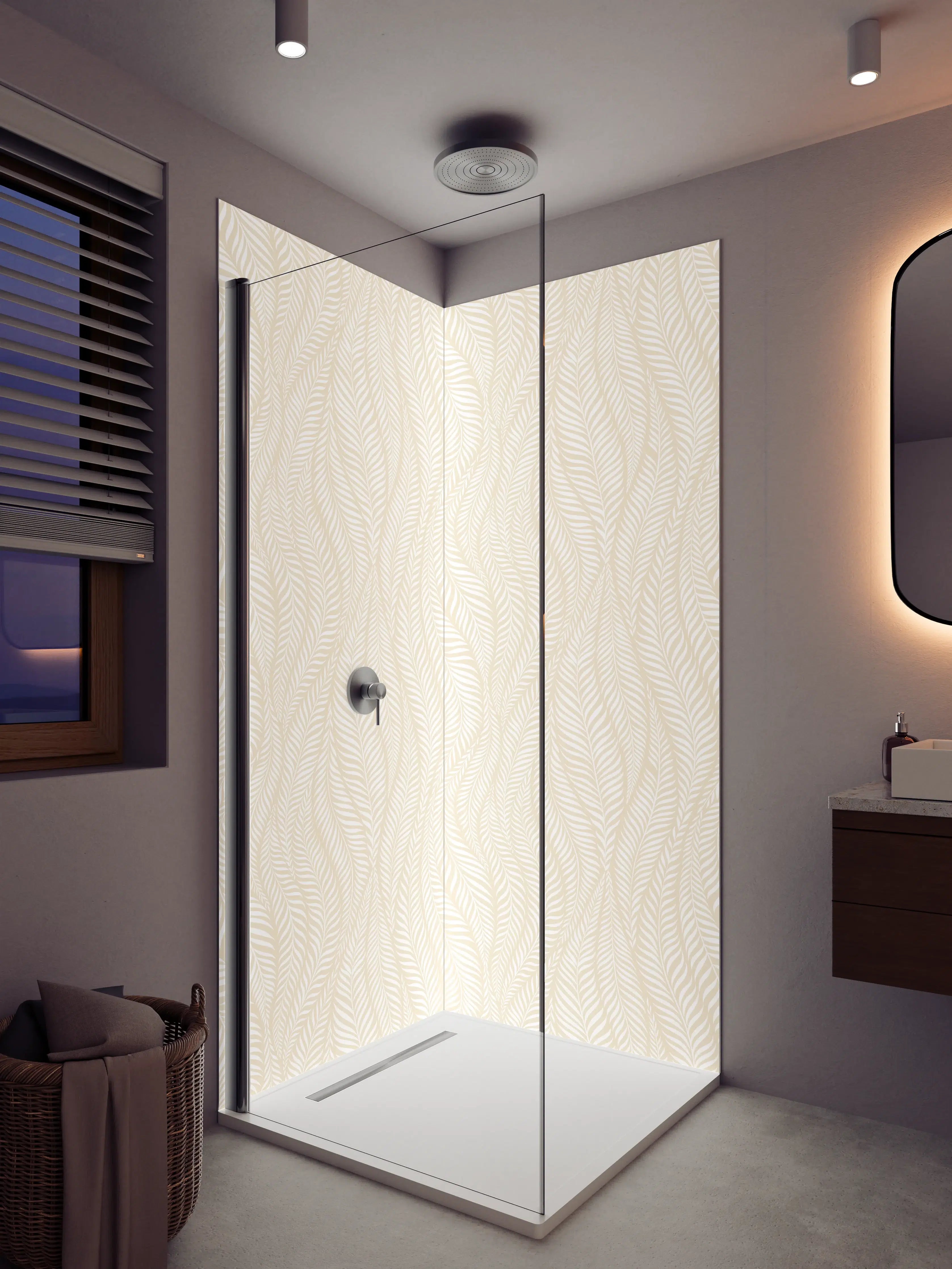 Duschrückwand - Helle beige Tapete mit feinem Pflanzenmuster
