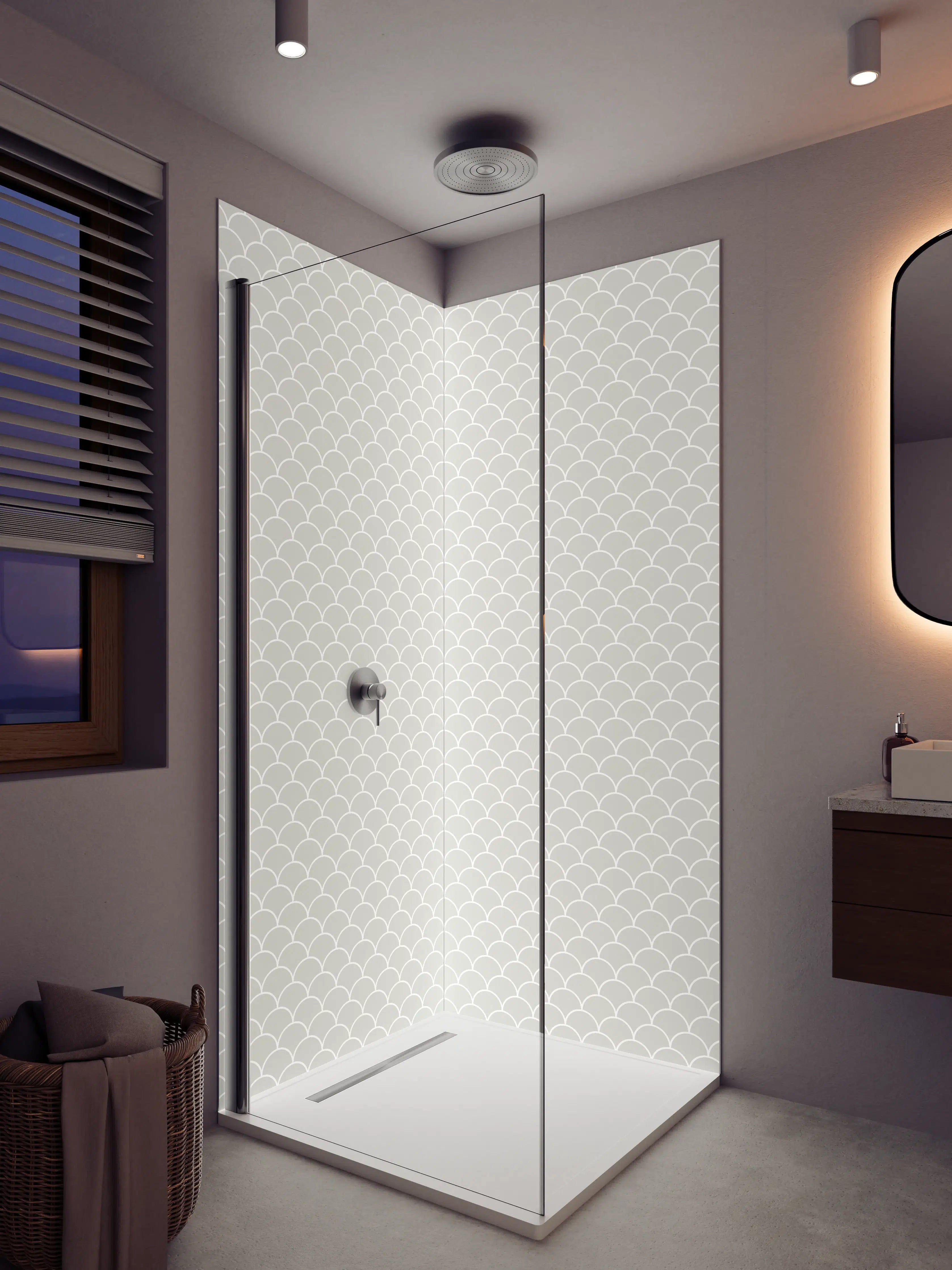 Duschrückwand - Helle, zarte Fischschuppen-Textur in Weiß