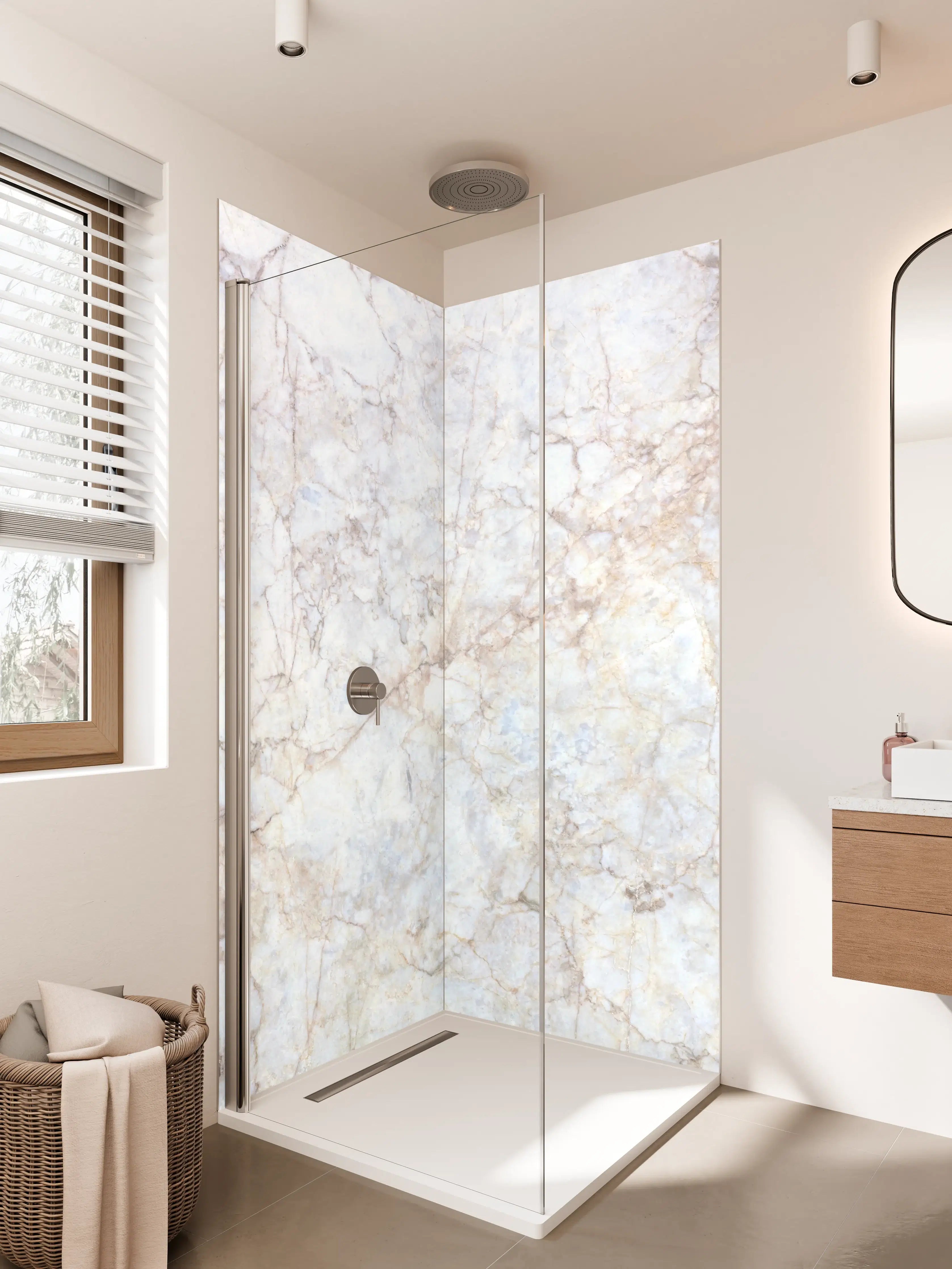 Duschrückwand - Heller Marmor mit warmen Beigetönen