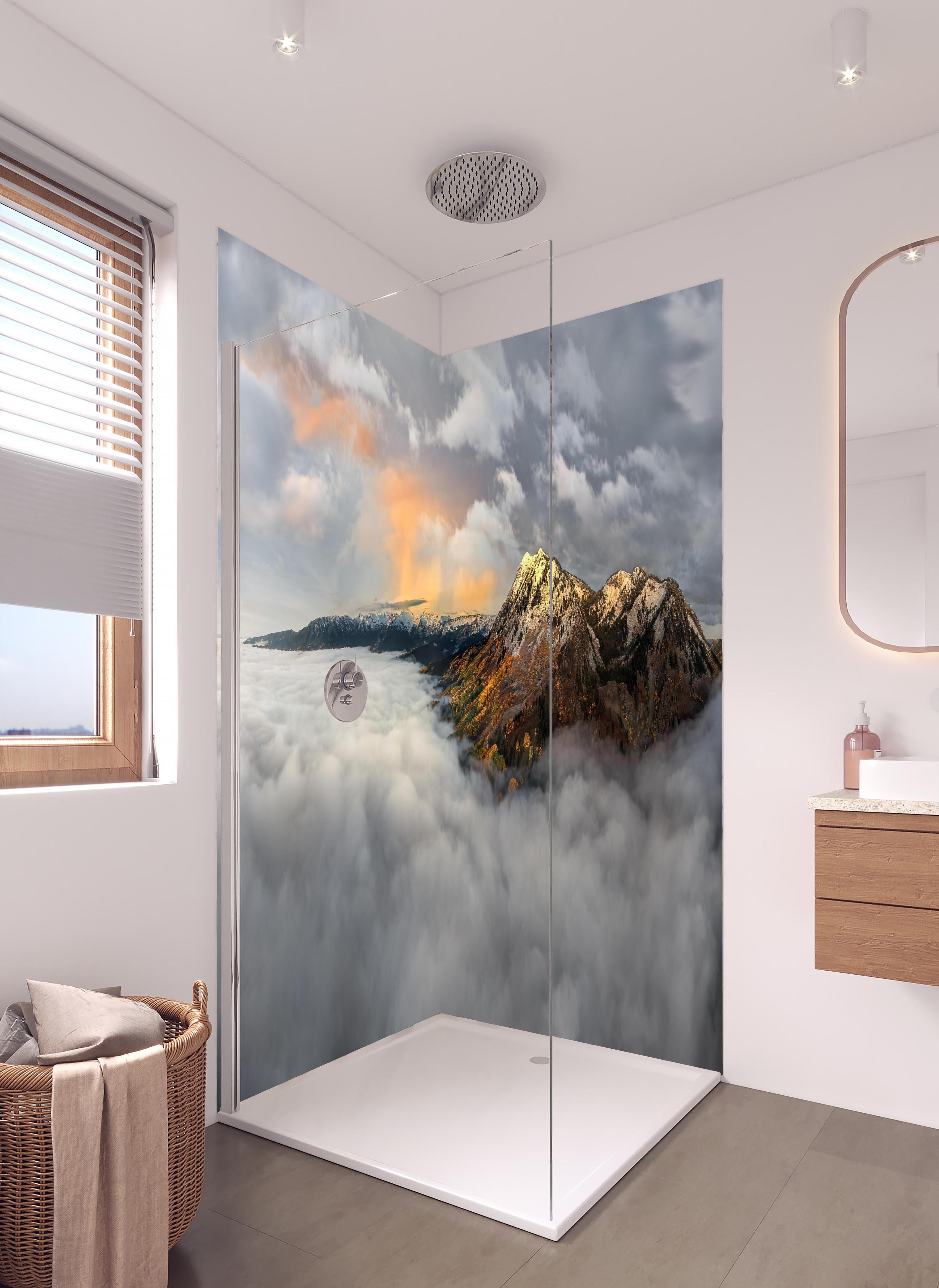 Duschrückwand - Herbstliche Berge im Morgennebel in hellem Badezimmer mit Regenduschkopf - zweiteilige Eck-Duschrückwand