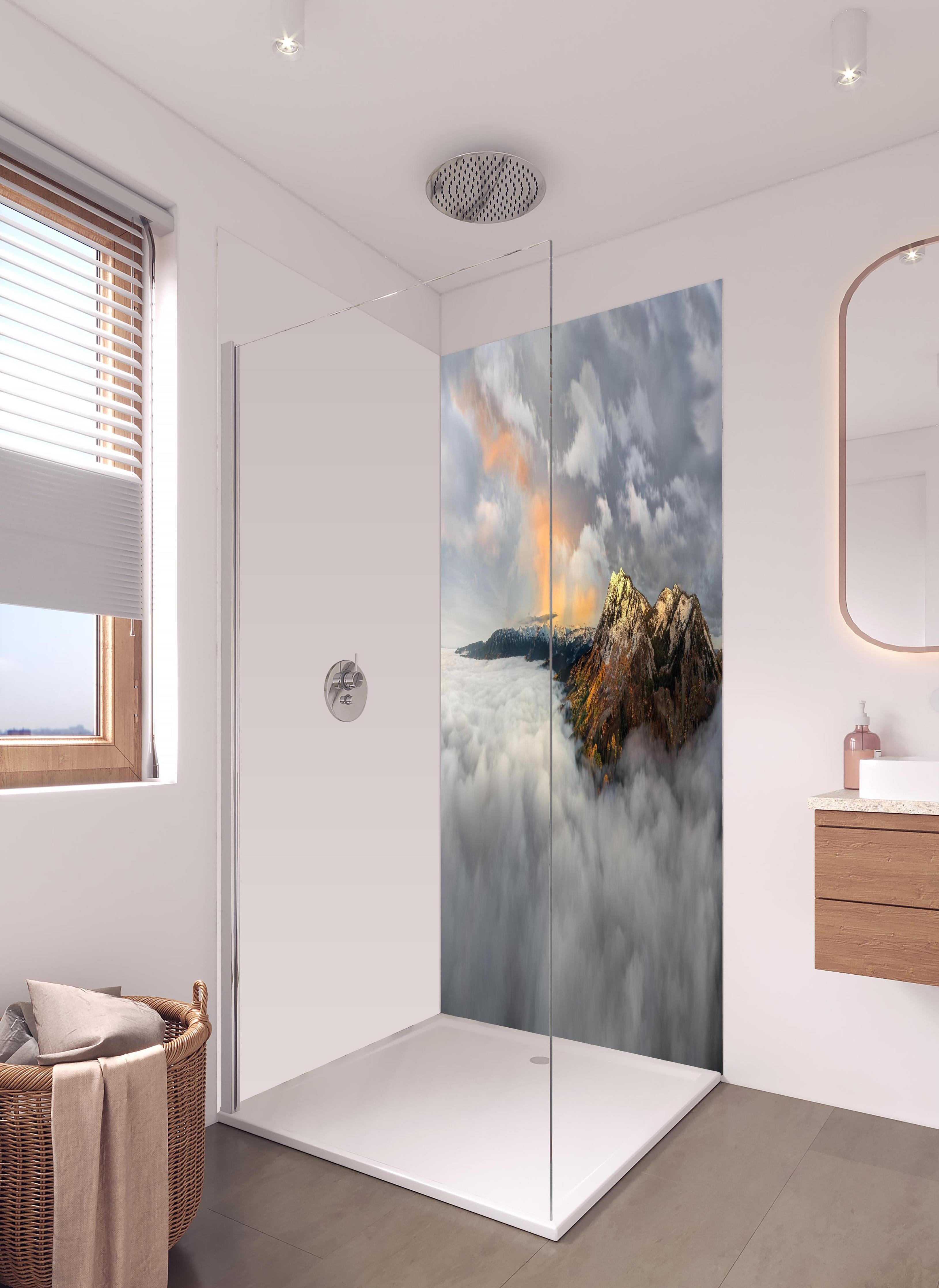 Duschrückwand - Herbstliche Berge im Morgennebel in hellem Badezimmer mit Regenduschkopf - zweiteilige Eck-Duschrückwand