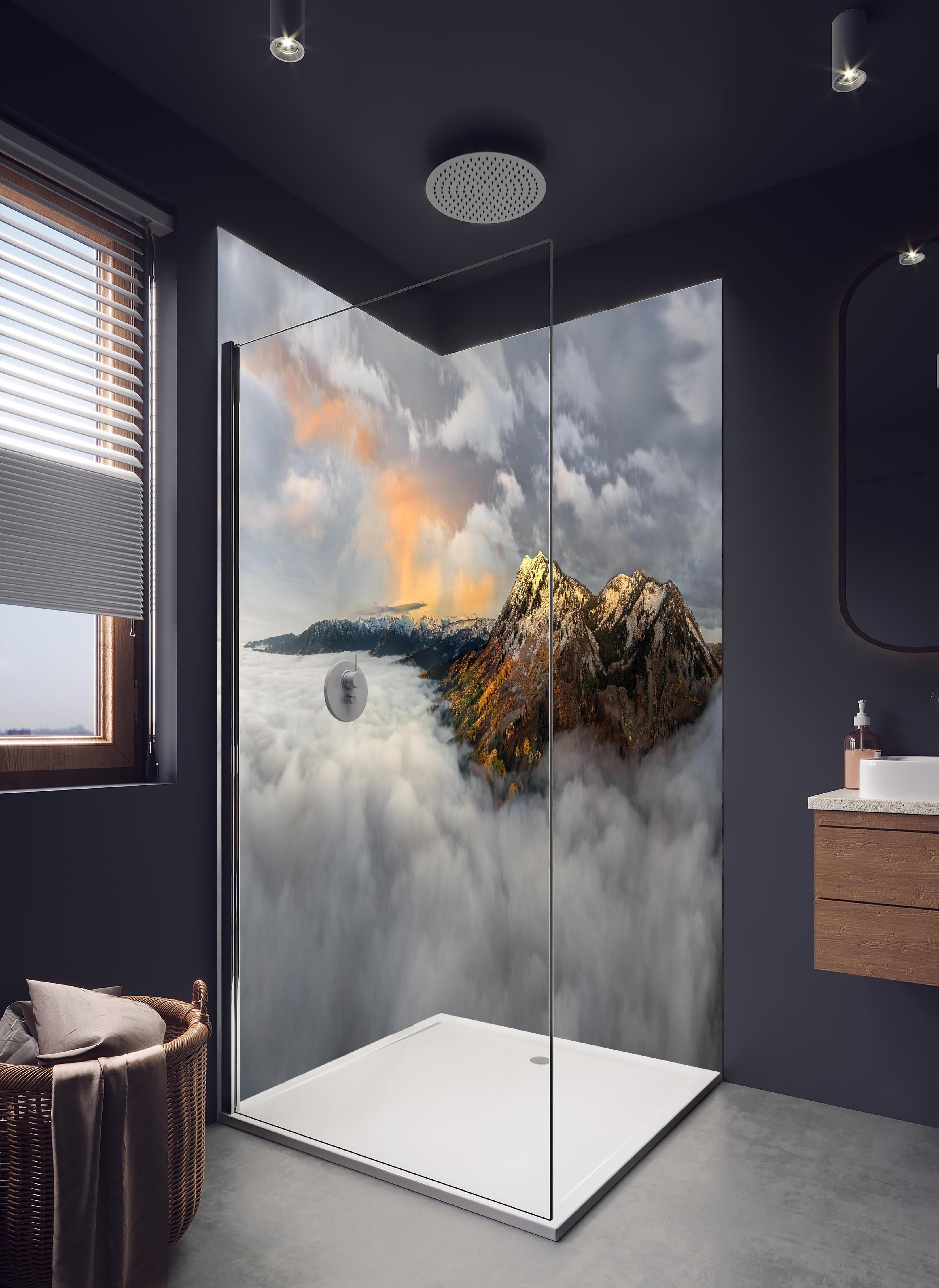 Duschrückwand - Herbstliche Berge im Morgennebel in hellem Badezimmer mit Regenduschkopf - zweiteilige Eck-Duschrückwand