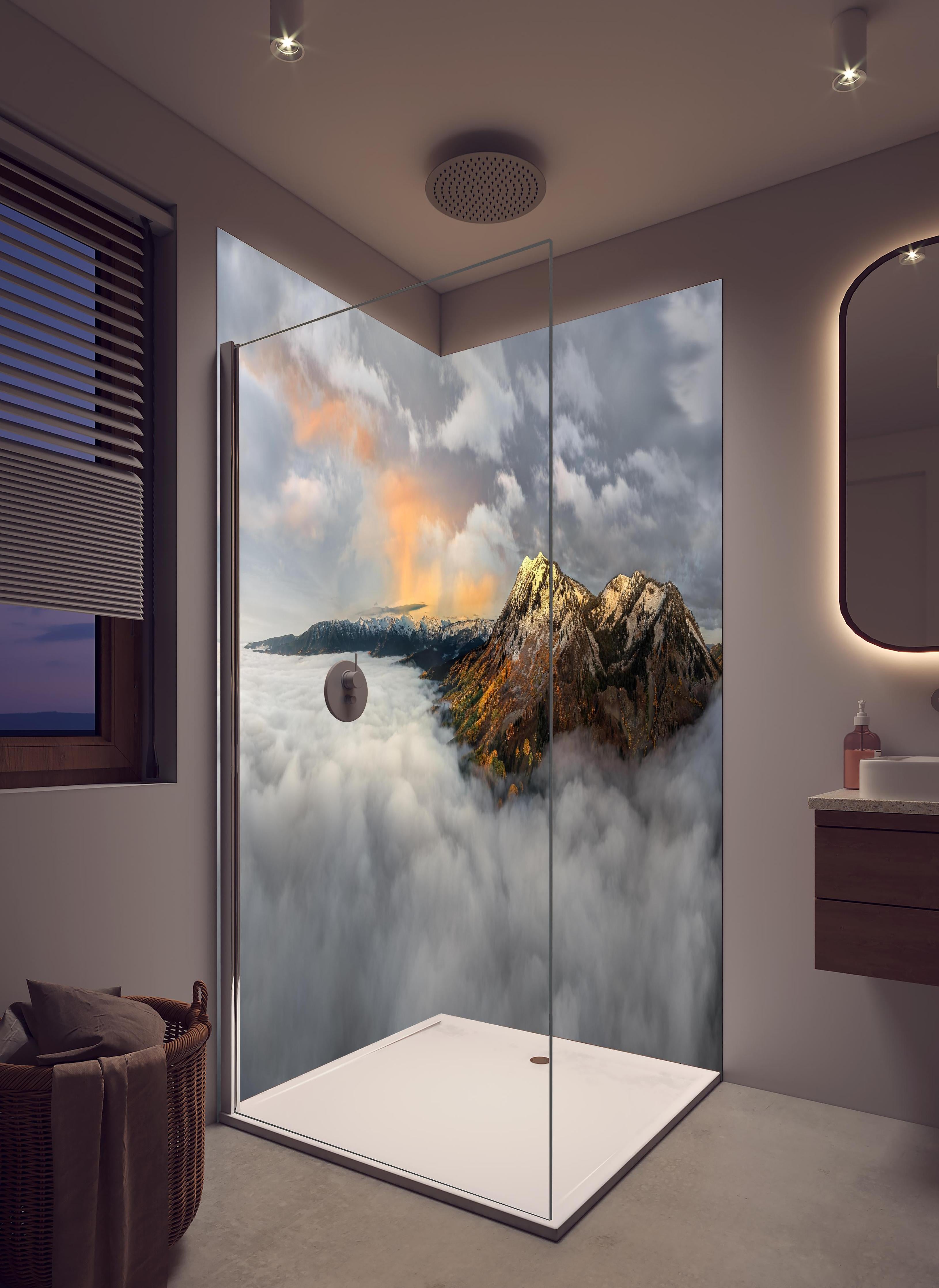 Duschrückwand - Herbstliche Berge im Morgennebel in hellem Badezimmer mit Regenduschkopf - zweiteilige Eck-Duschrückwand