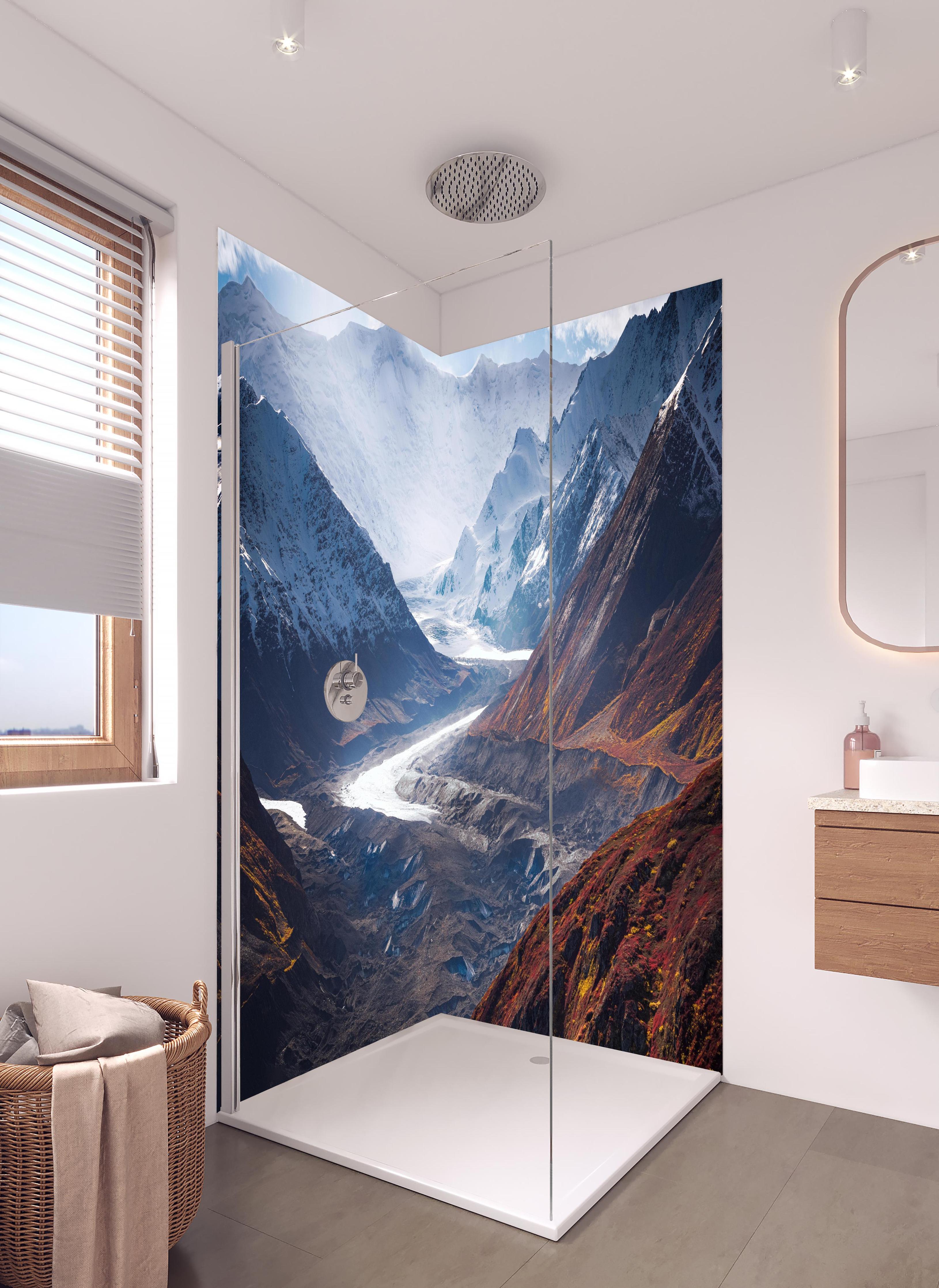 Duschrückwand - Herbstliche Bergwelten Alaskas in Schnee gehüllt in hellem Badezimmer mit Regenduschkopf - zweiteilige Eck-Duschrückwand