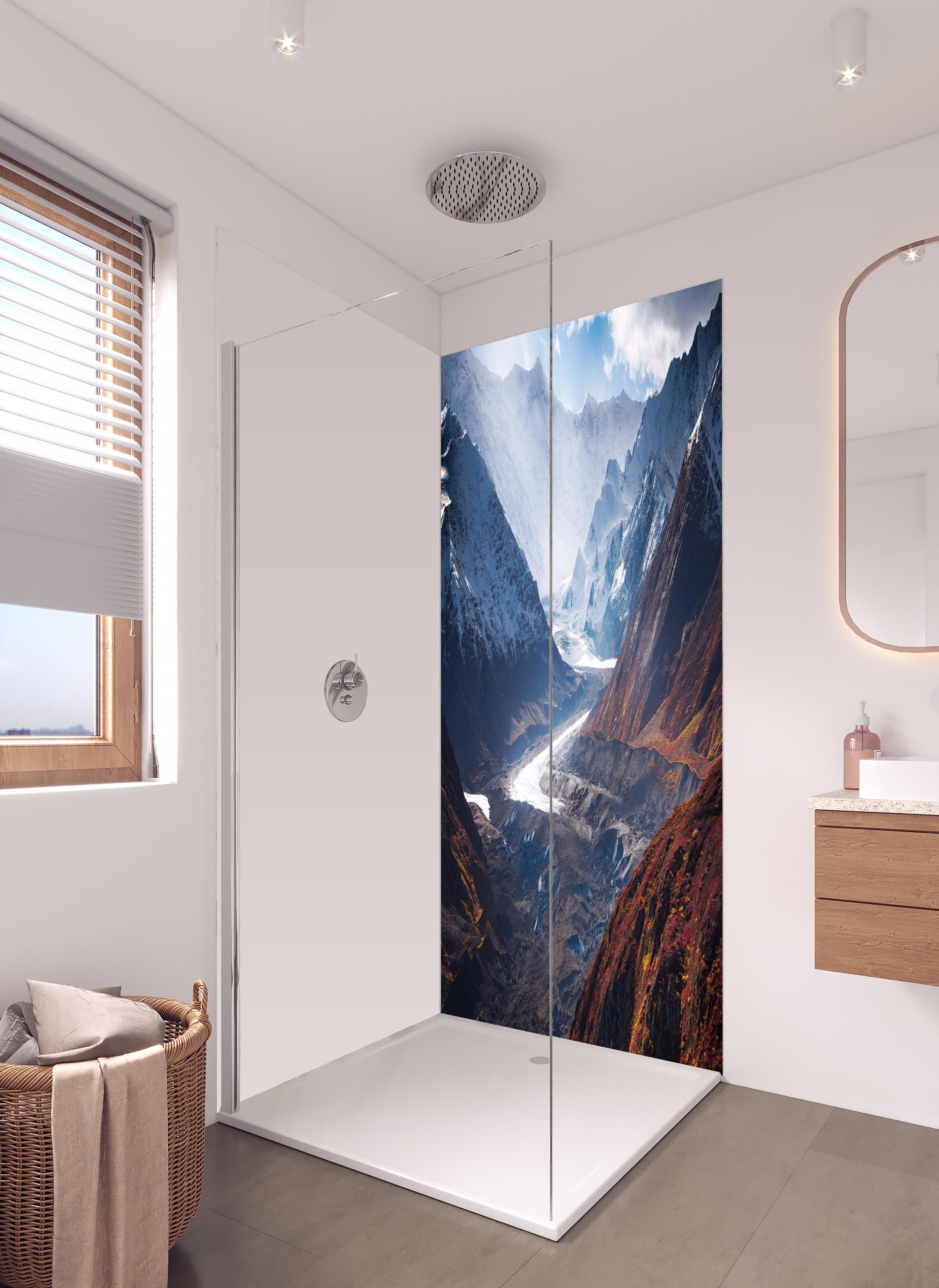 Duschrückwand - Herbstliche Bergwelten Alaskas in Schnee gehüllt in hellem Badezimmer mit Regenduschkopf - zweiteilige Eck-Duschrückwand
