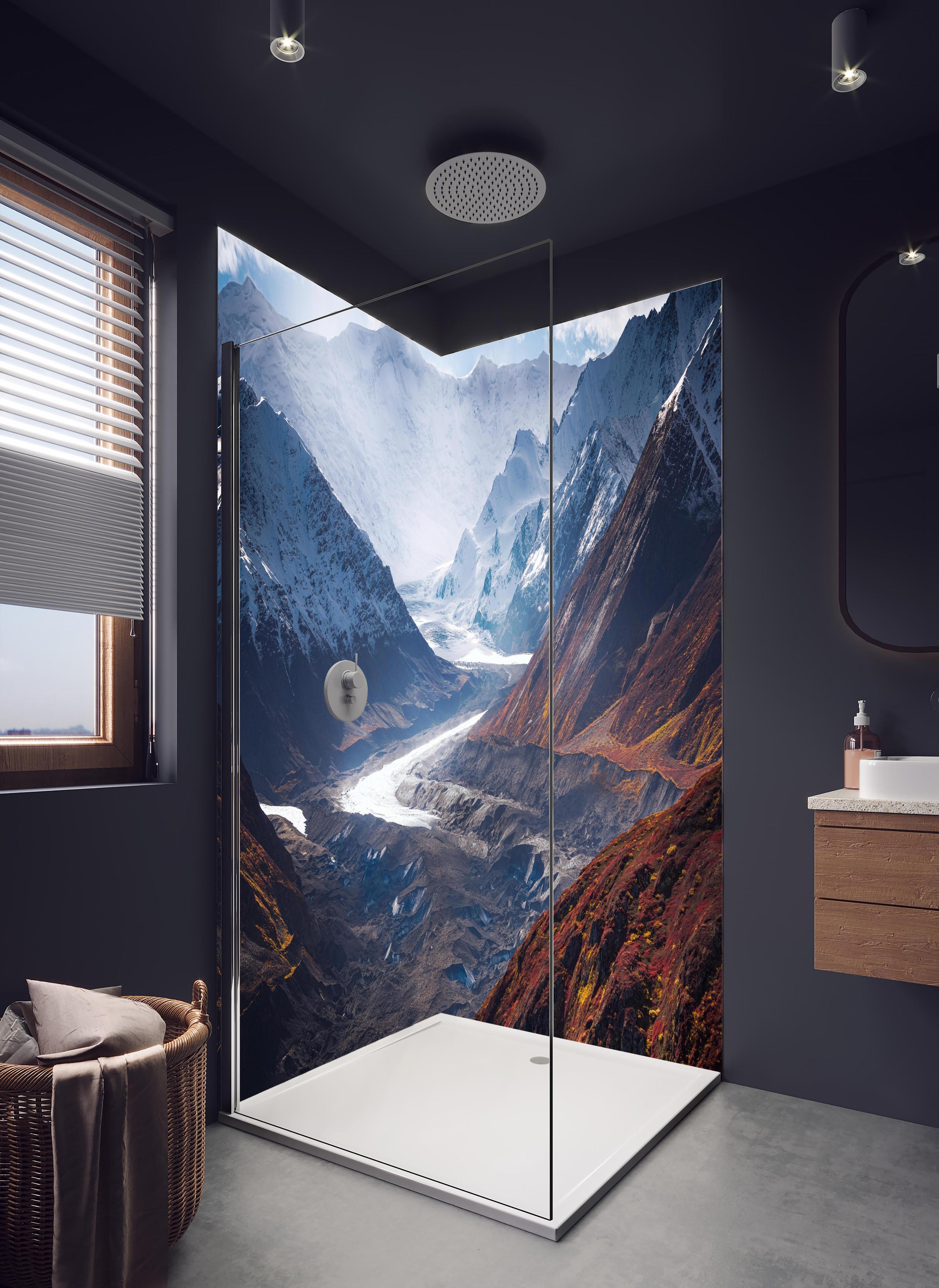 Duschrückwand - Herbstliche Bergwelten Alaskas in Schnee gehüllt in hellem Badezimmer mit Regenduschkopf - zweiteilige Eck-Duschrückwand