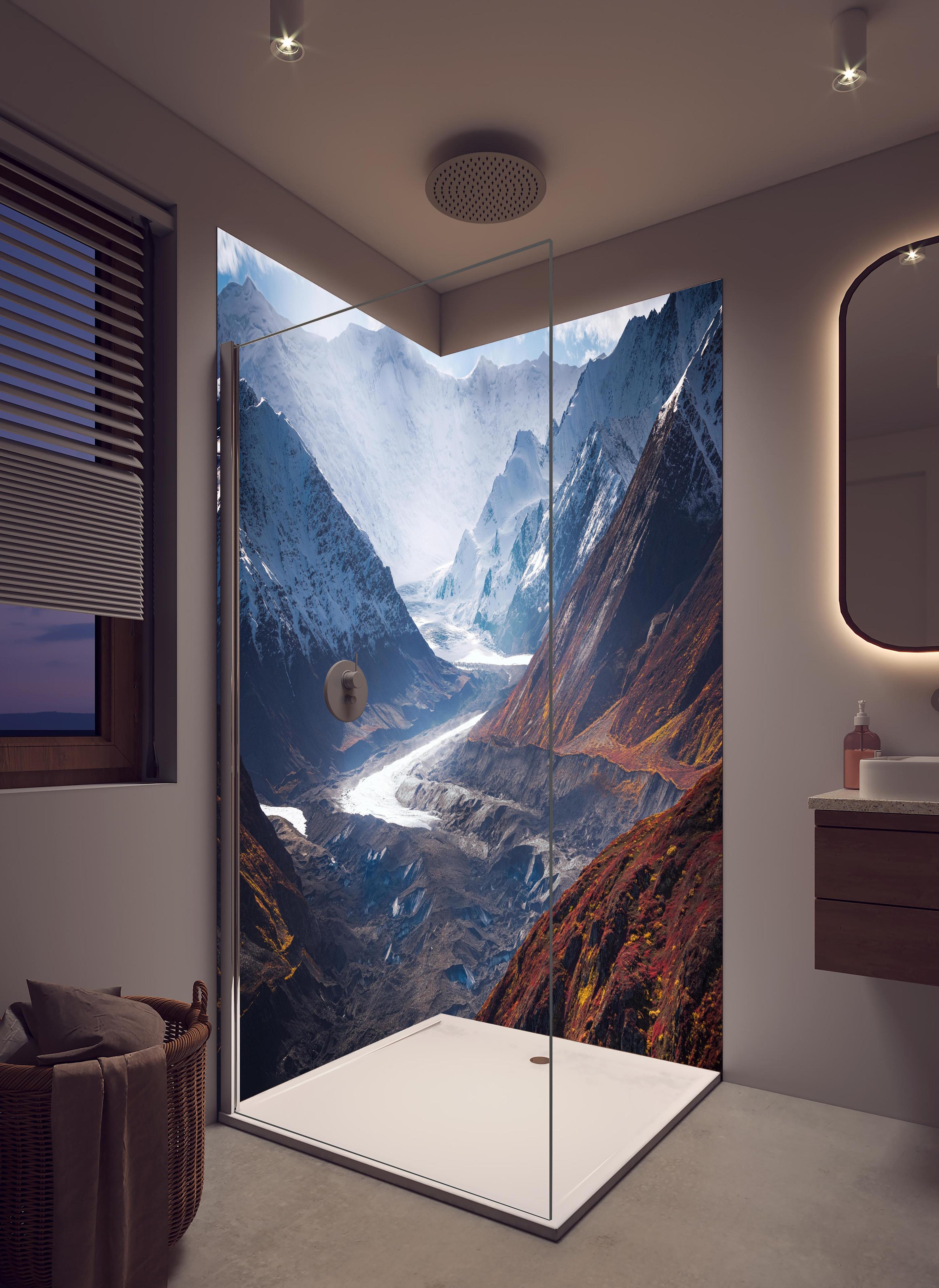 Duschrückwand - Herbstliche Bergwelten Alaskas in Schnee gehüllt in hellem Badezimmer mit Regenduschkopf - zweiteilige Eck-Duschrückwand