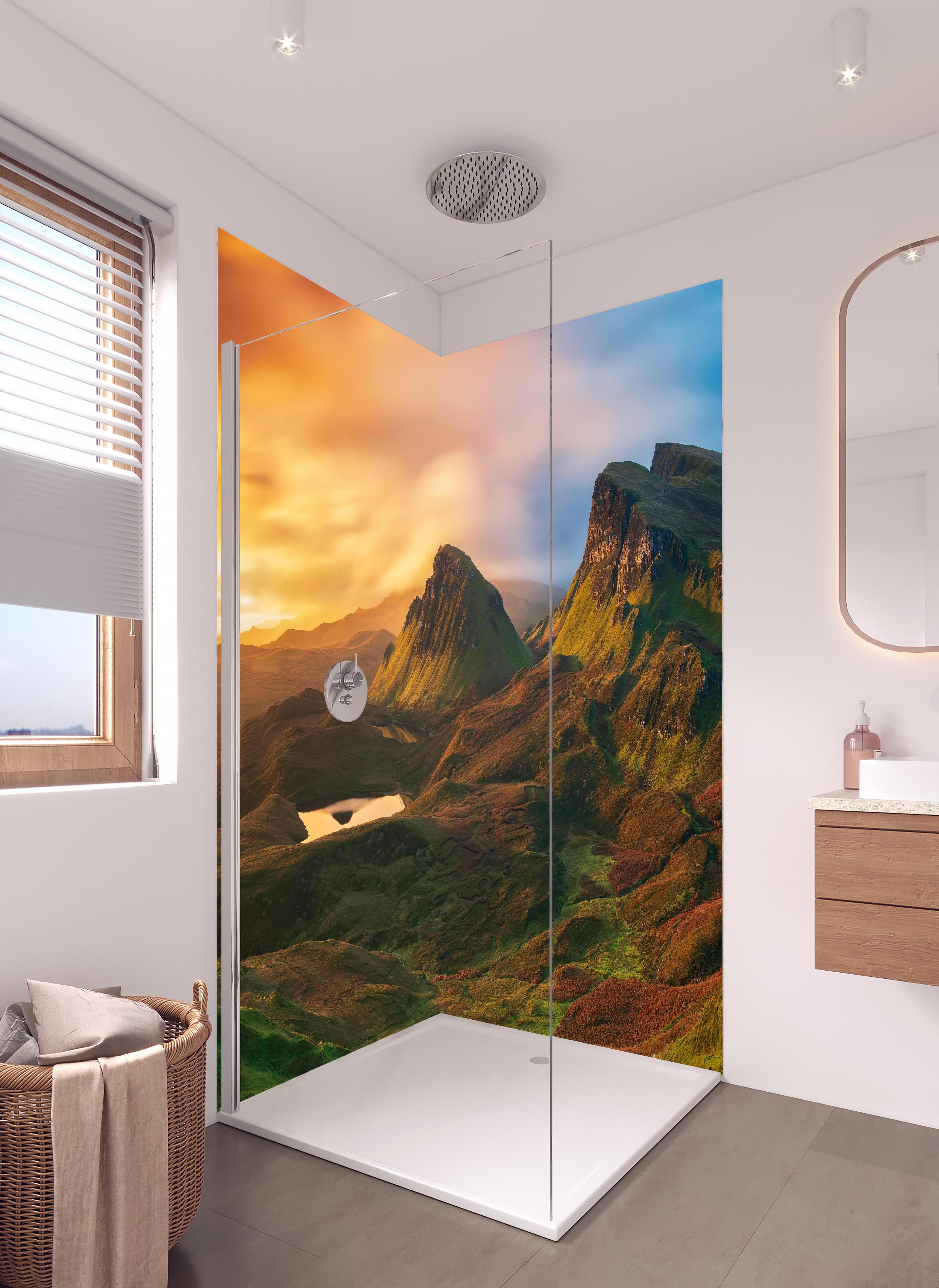 Duschrückwand - Herbstliche Dämmerung auf Isle of Skye in hellem Badezimmer mit Regenduschkopf - zweiteilige Eck-Duschrückwand
