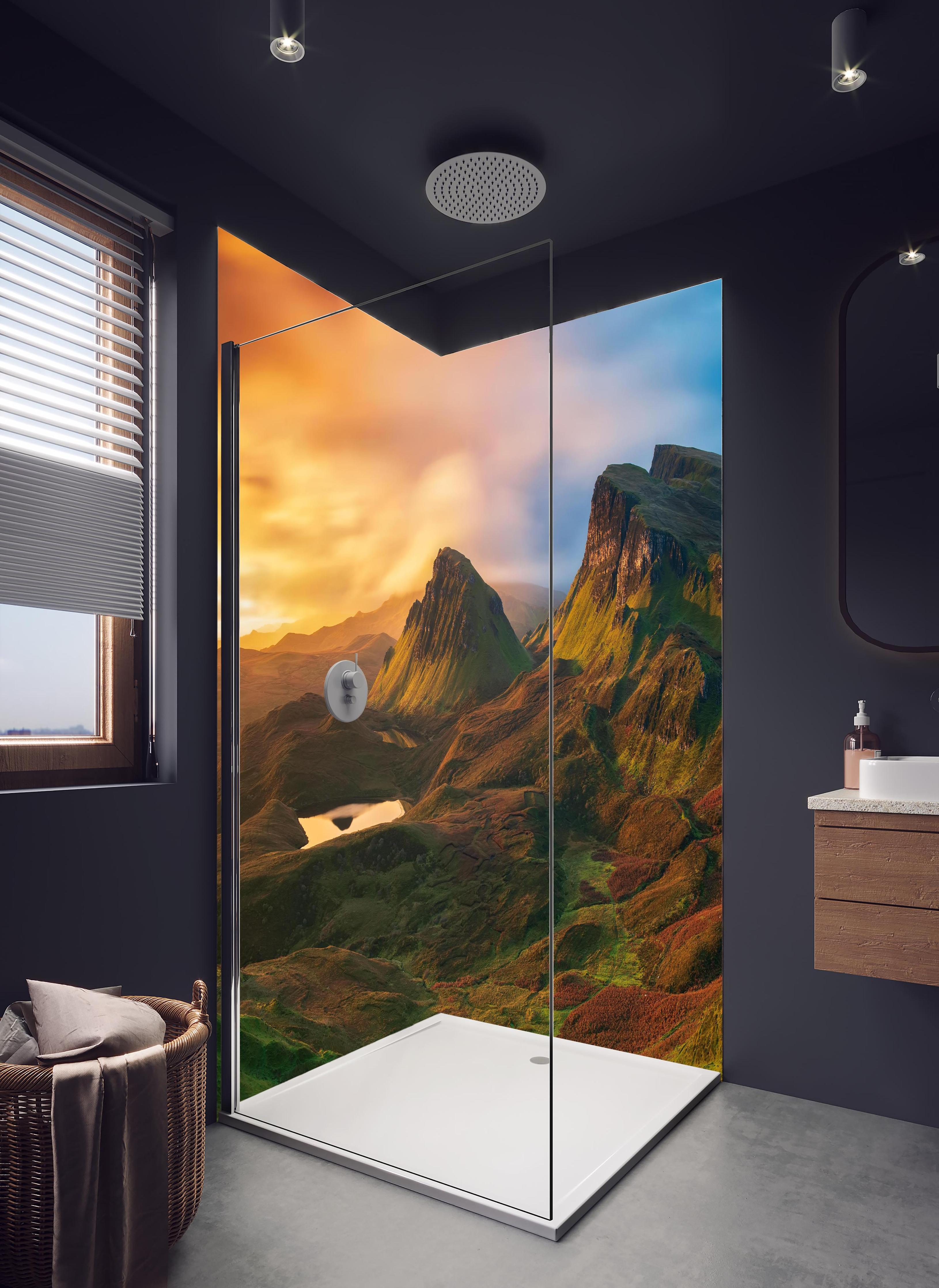 Duschrückwand - Herbstliche Dämmerung auf Isle of Skye in hellem Badezimmer mit Regenduschkopf - zweiteilige Eck-Duschrückwand
