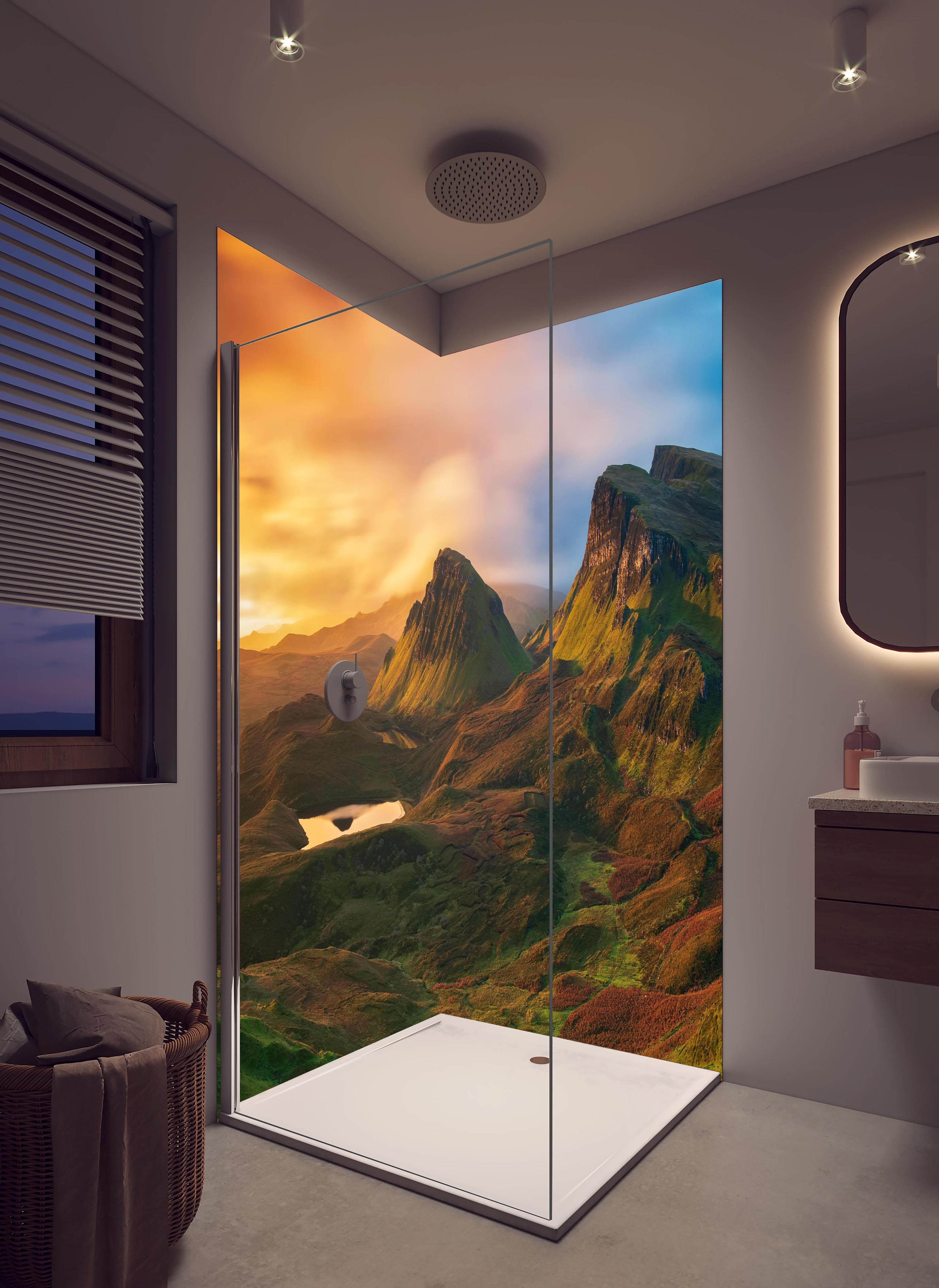 Duschrückwand - Herbstliche Dämmerung auf Isle of Skye in hellem Badezimmer mit Regenduschkopf - zweiteilige Eck-Duschrückwand