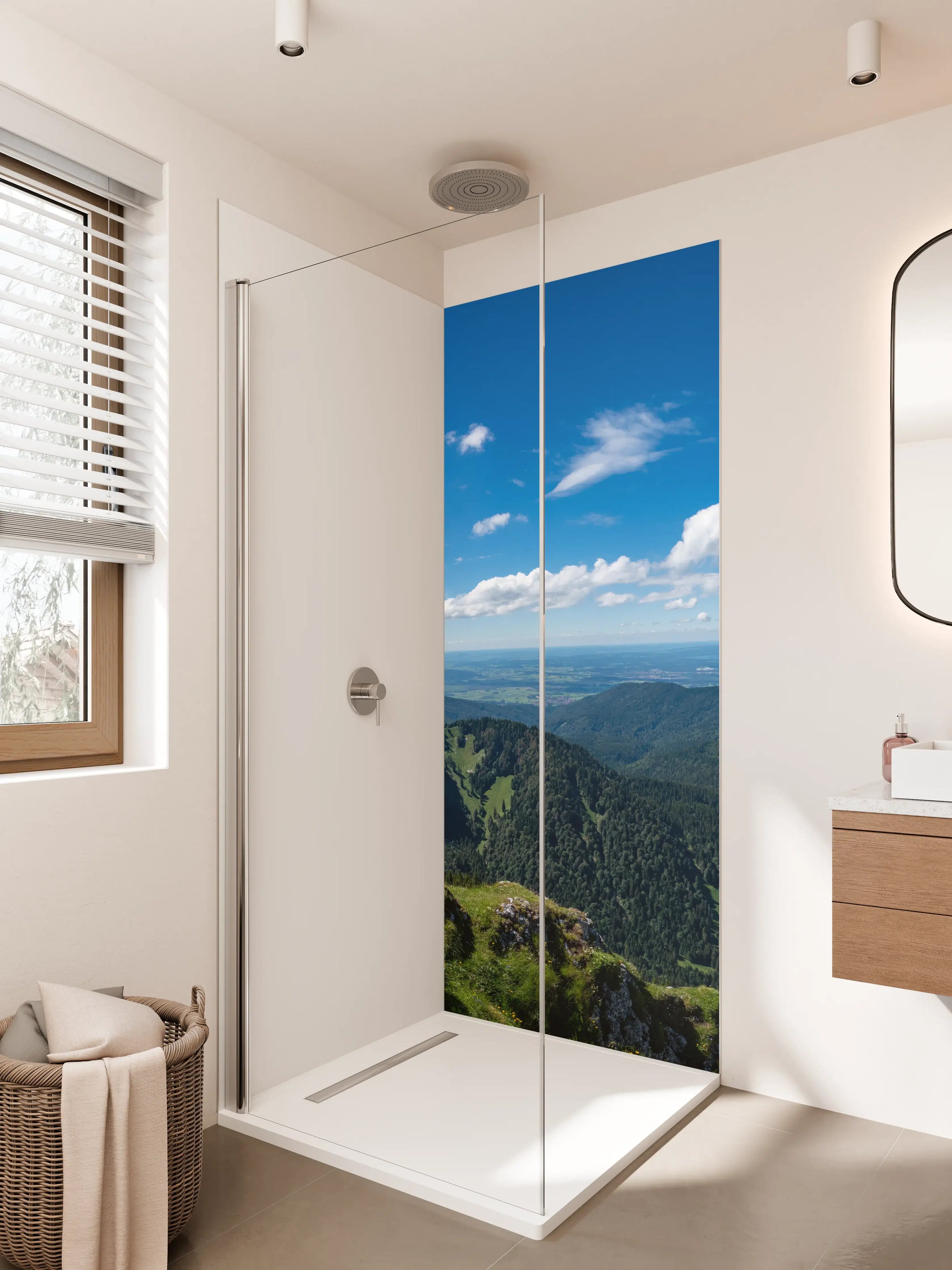 Duschrückwand - Herrliche Berglandschaft mit grünen Hügeln
