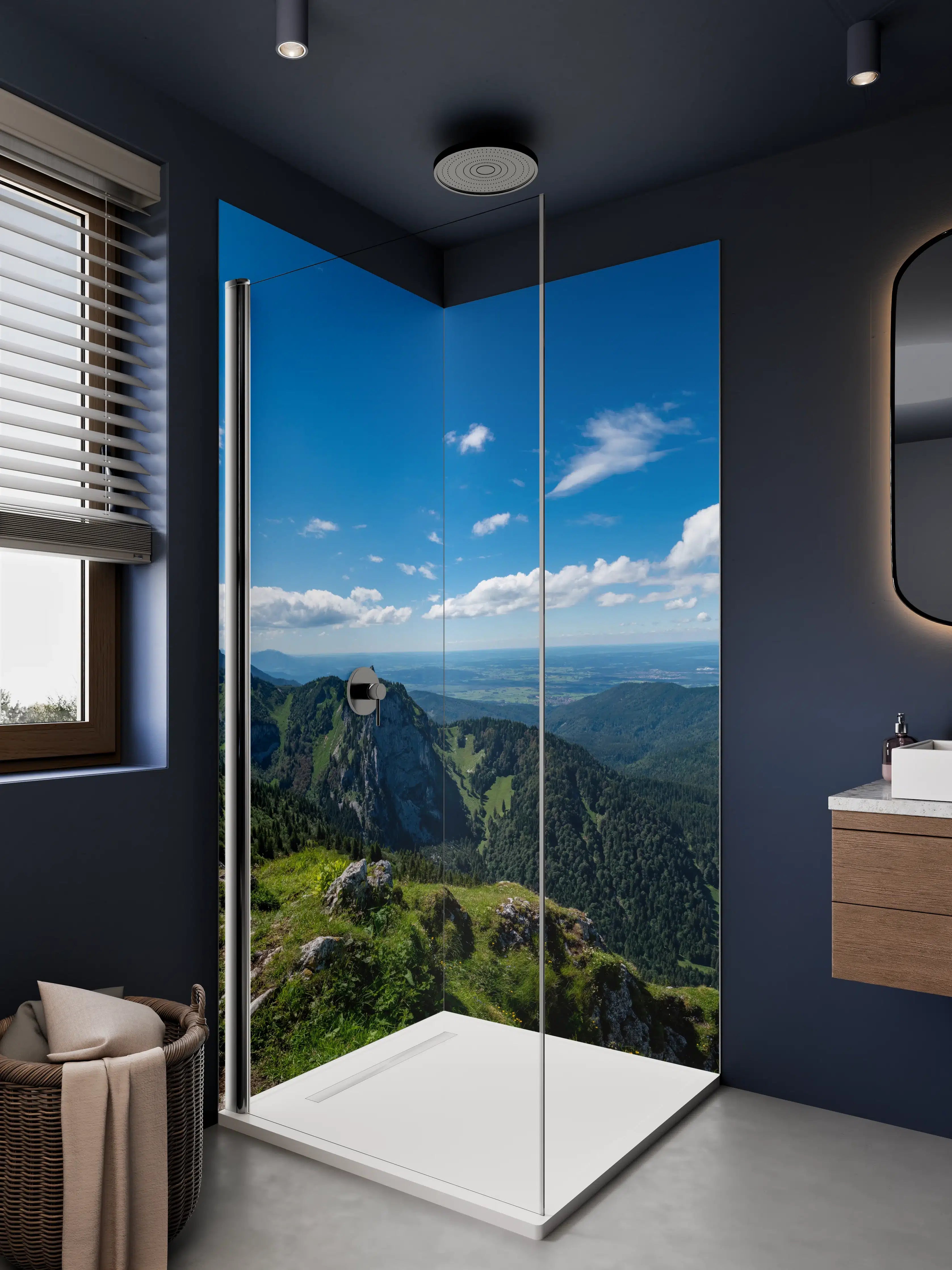 Duschrückwand - Herrliche Berglandschaft mit grünen Hügeln