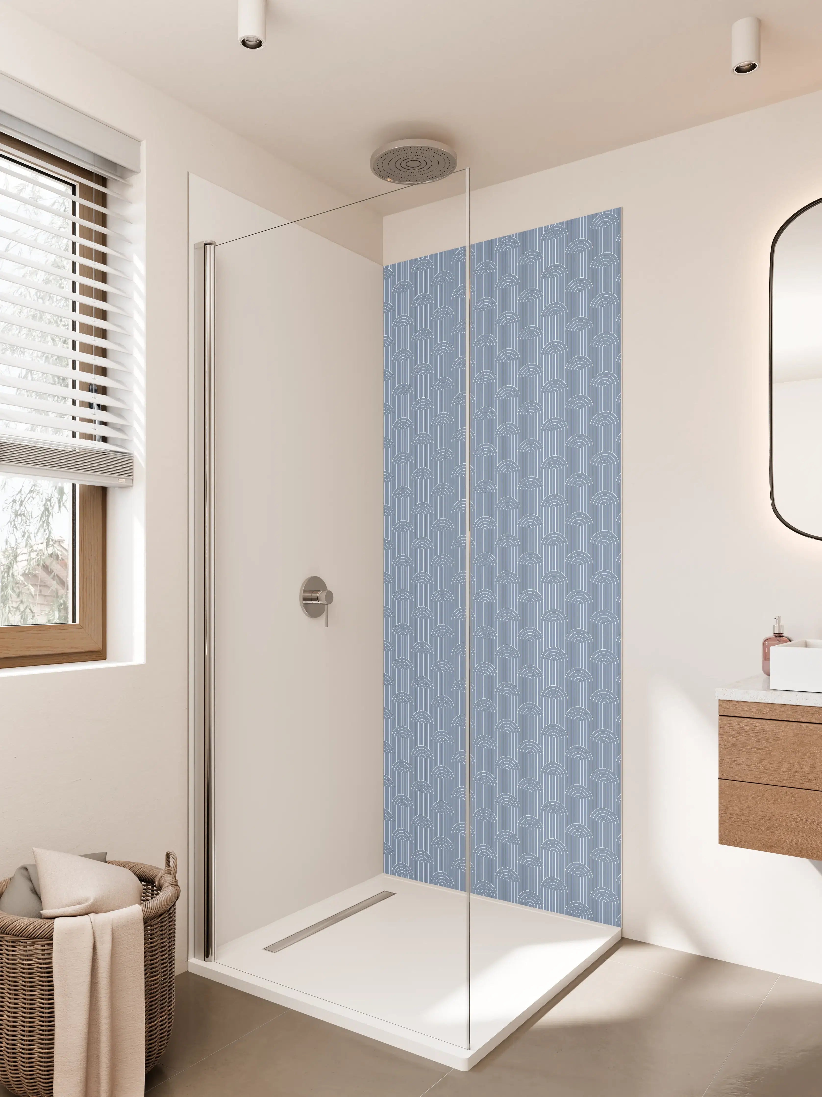 Duschrückwand - Himmel über Bergen in Blau