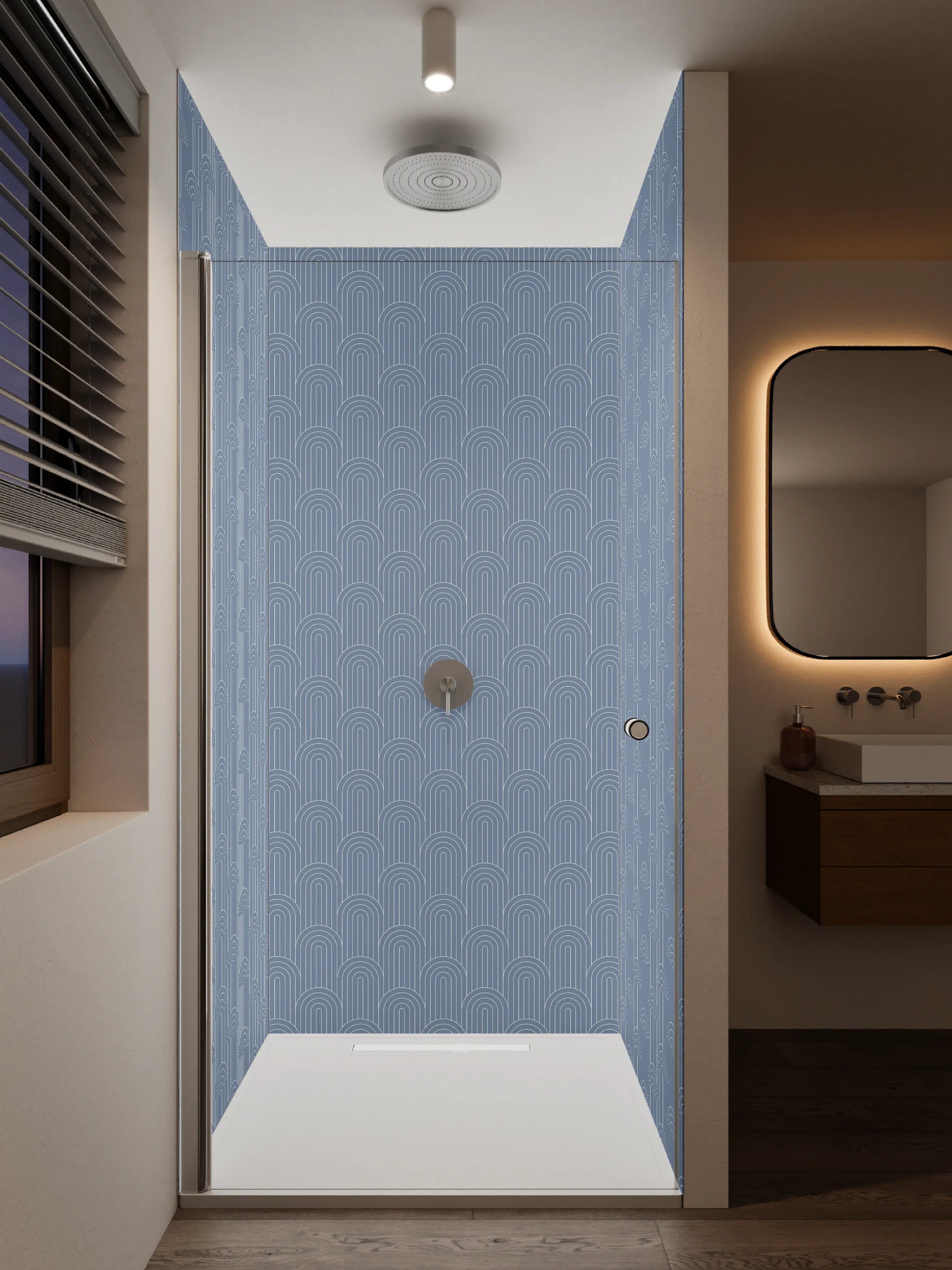 Duschrückwand - Himmel über Bergen in Blau