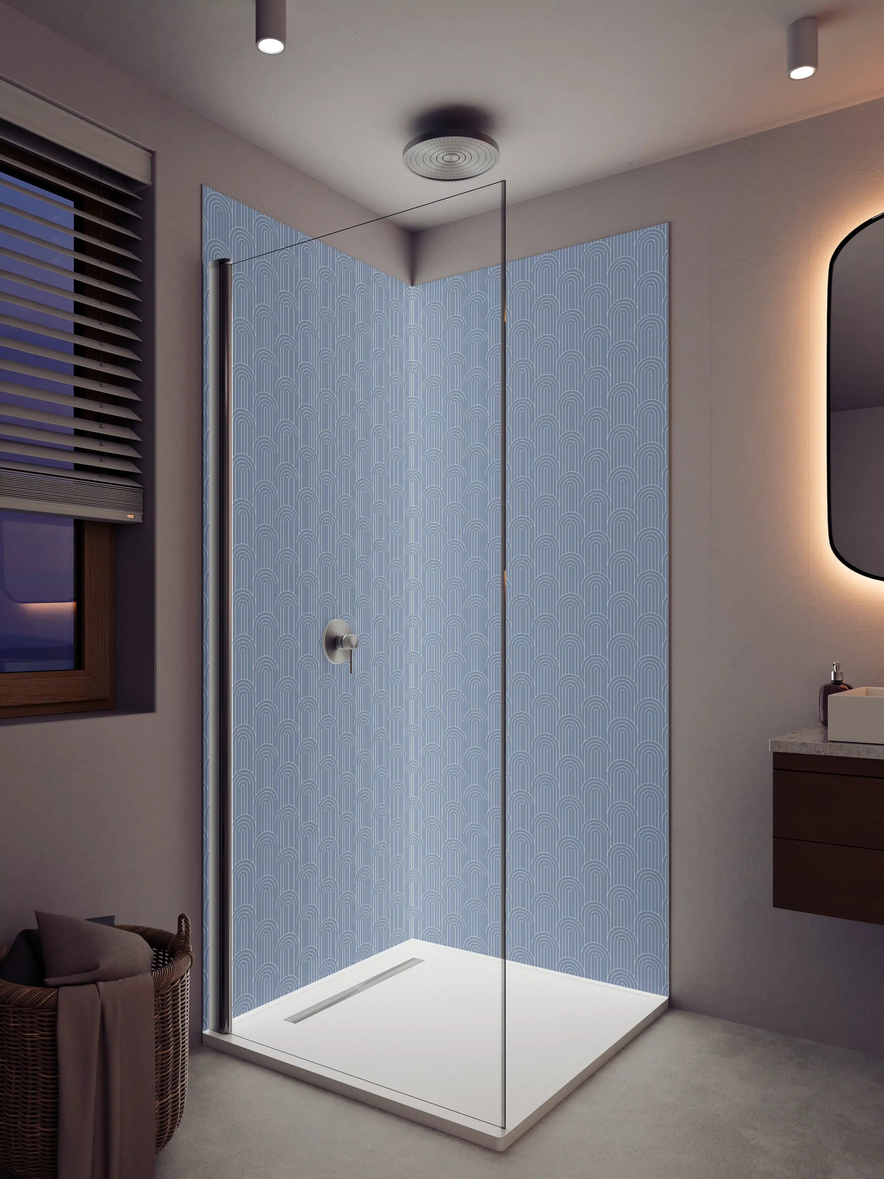 Duschrückwand - Himmel über Bergen in Blau