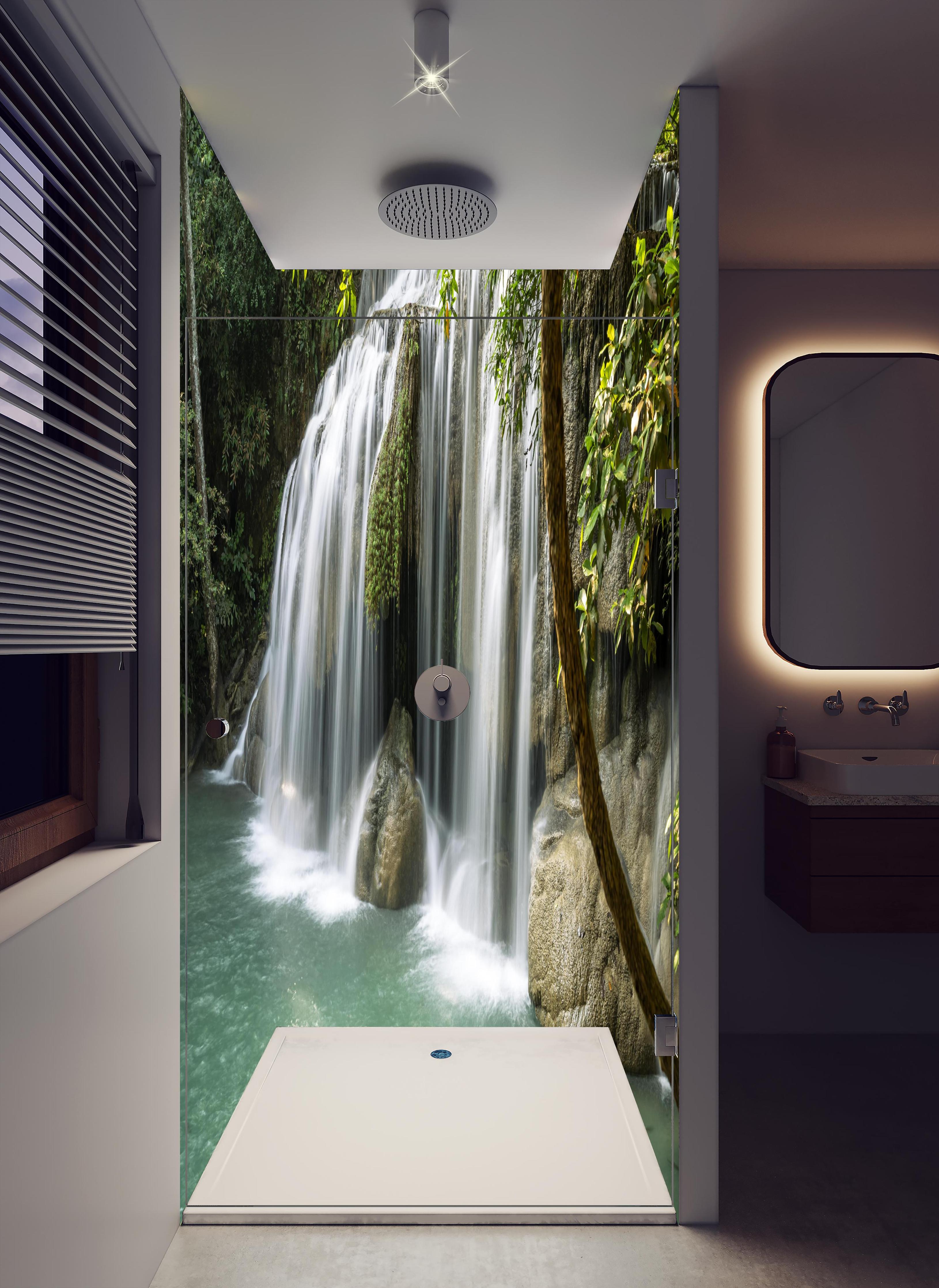 Duschrückwand - Himmlischer Erawan-Wasserfall - Thailand in hellem Badezimmer mit Regenduschkopf - zweiteilige Eck-Duschrückwand