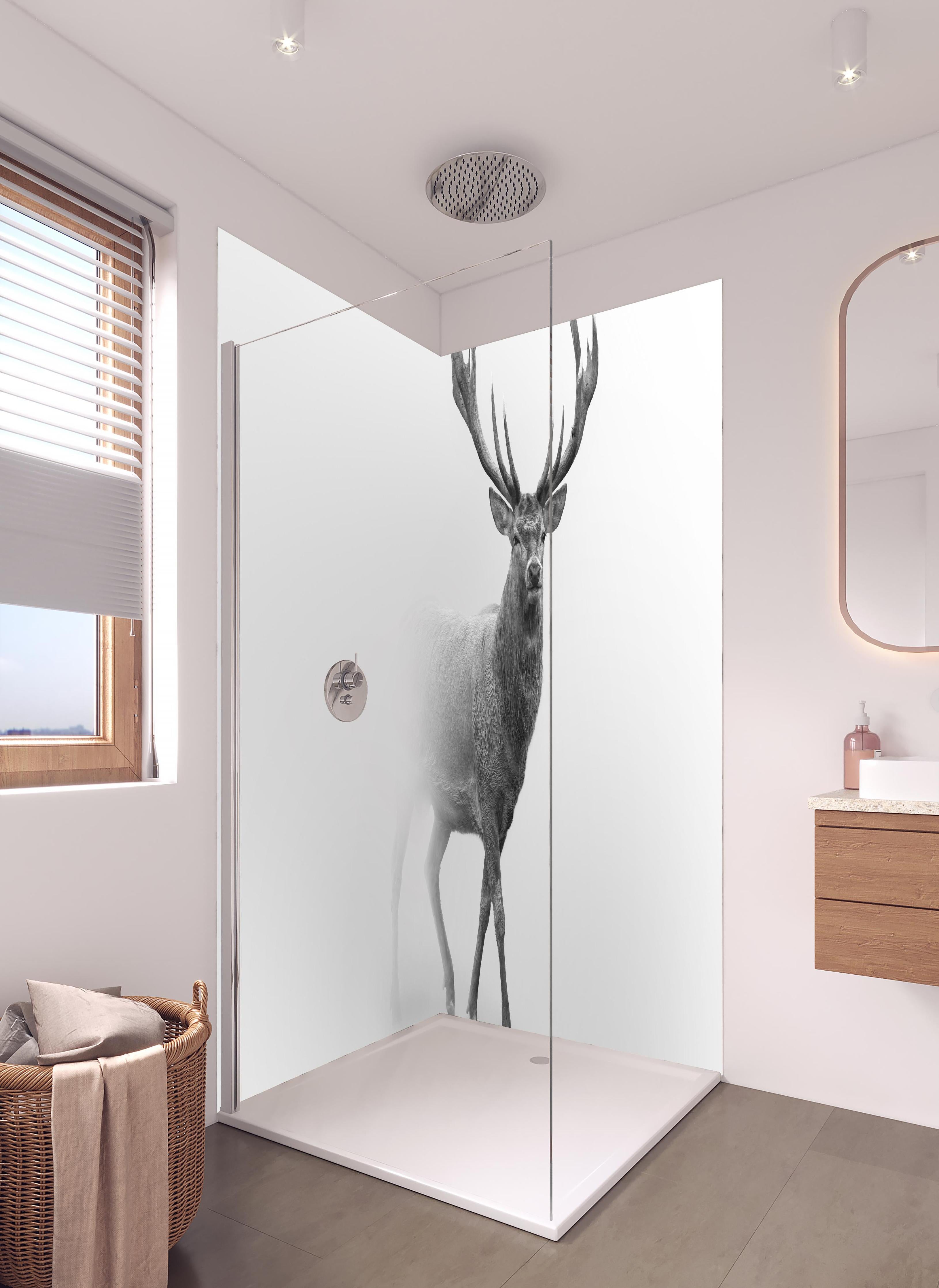 Duschrückwand - Hirsch Graustufenbild in hellem Badezimmer mit Regenduschkopf - zweiteilige Eck-Duschrückwand