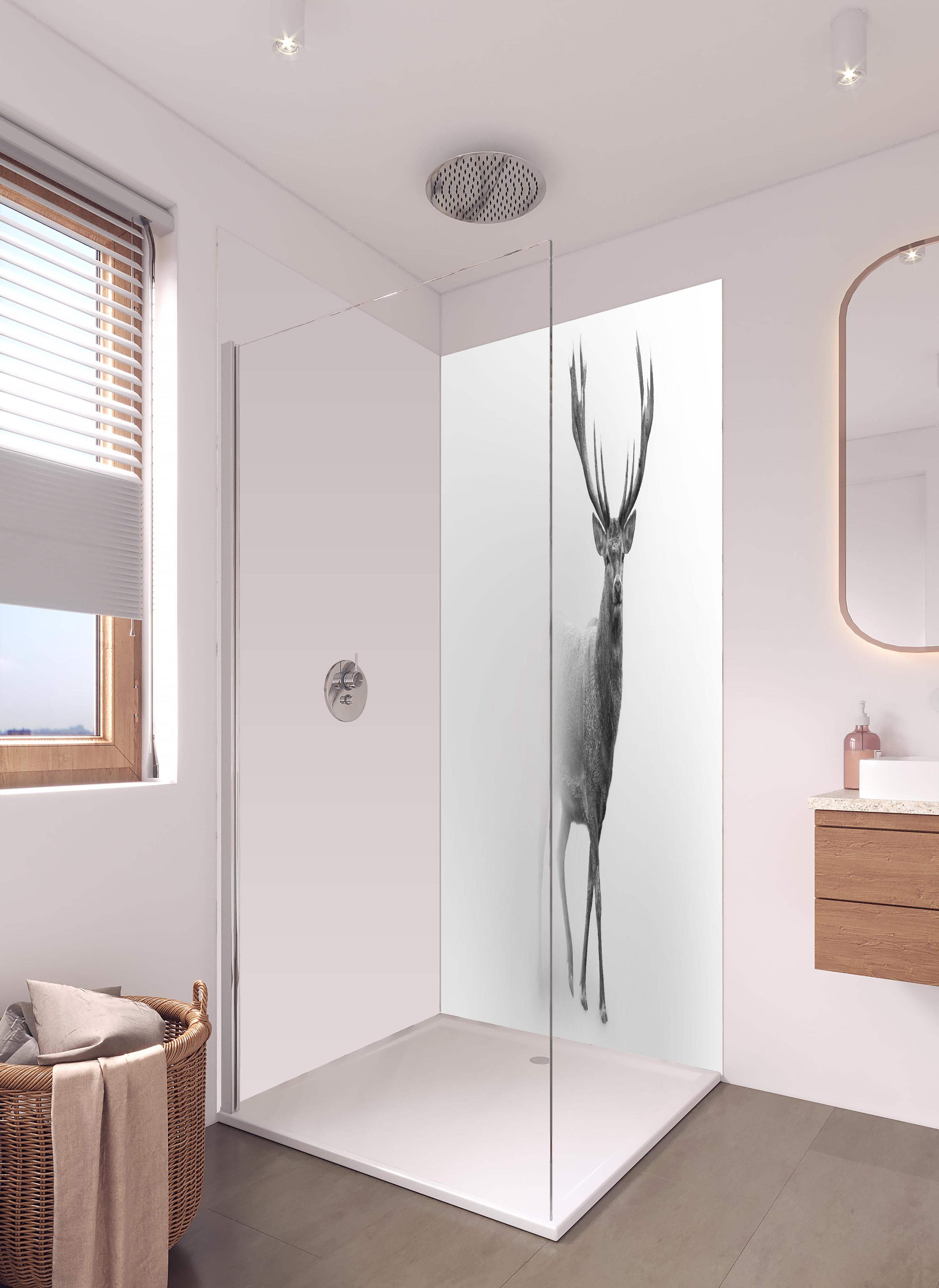 Duschrückwand - Hirsch Graustufenbild in hellem Badezimmer mit Regenduschkopf - zweiteilige Eck-Duschrückwand