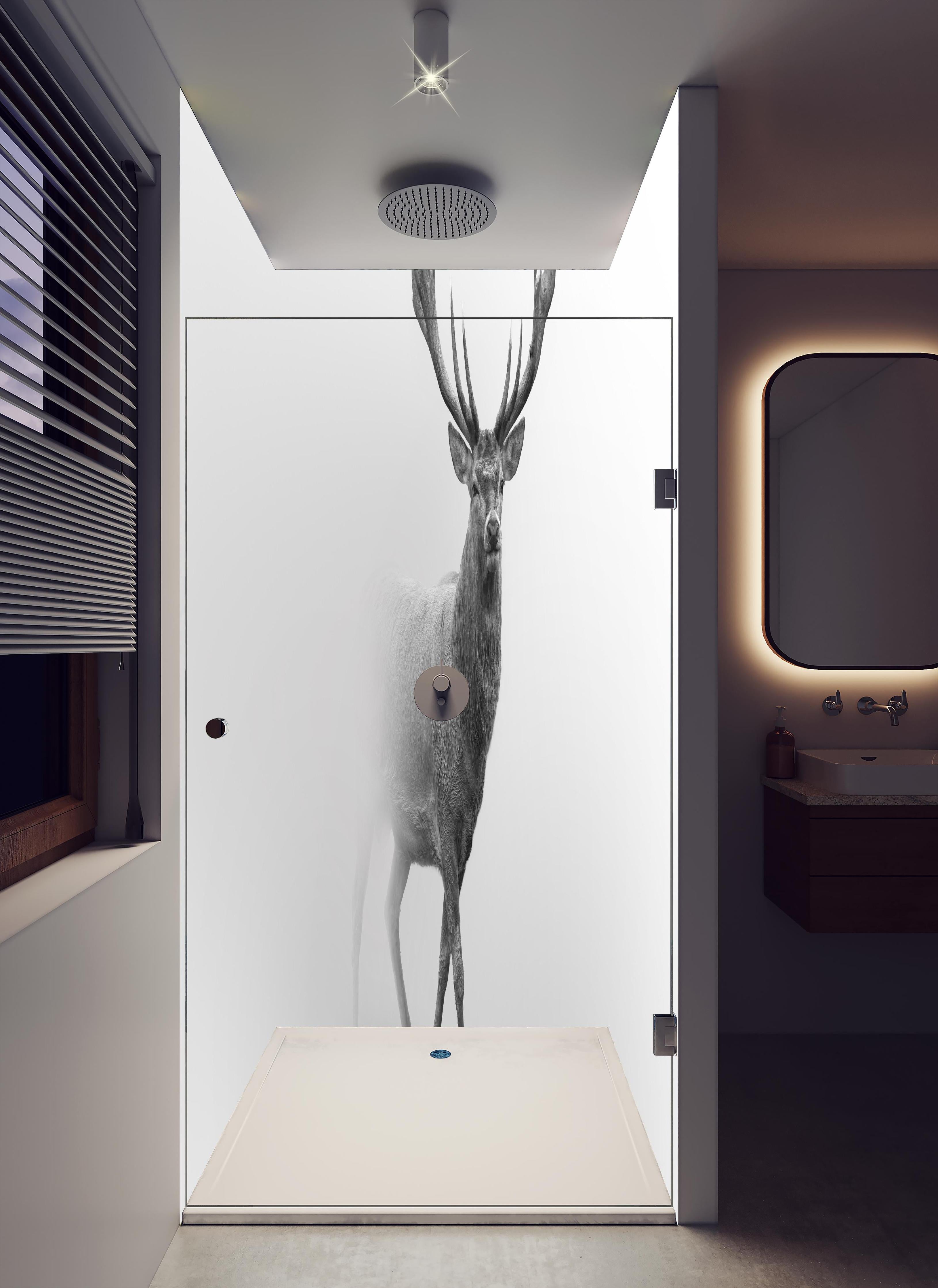 Duschrückwand - Hirsch Graustufenbild in hellem Badezimmer mit Regenduschkopf - zweiteilige Eck-Duschrückwand