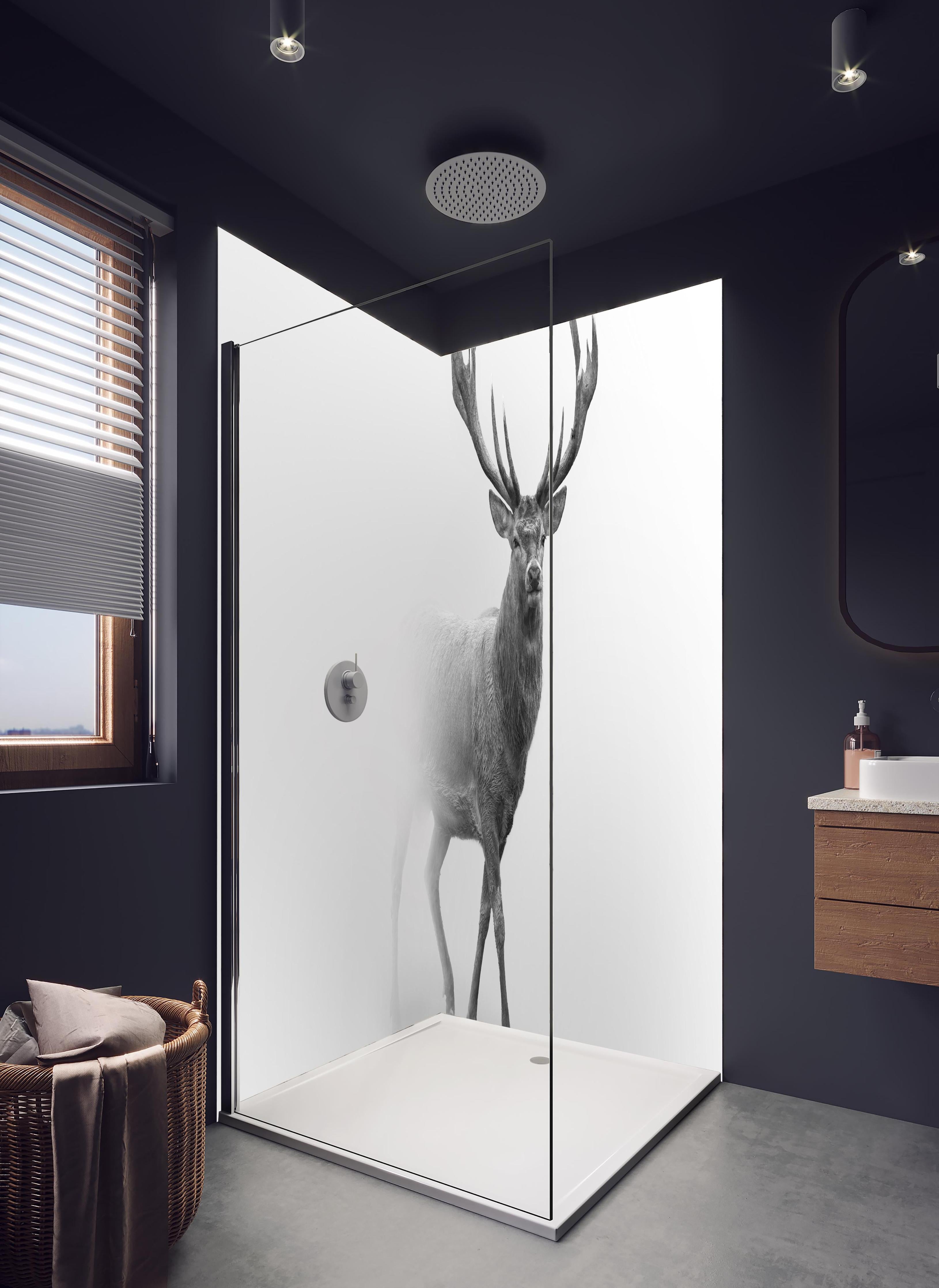 Duschrückwand - Hirsch Graustufenbild in hellem Badezimmer mit Regenduschkopf - zweiteilige Eck-Duschrückwand