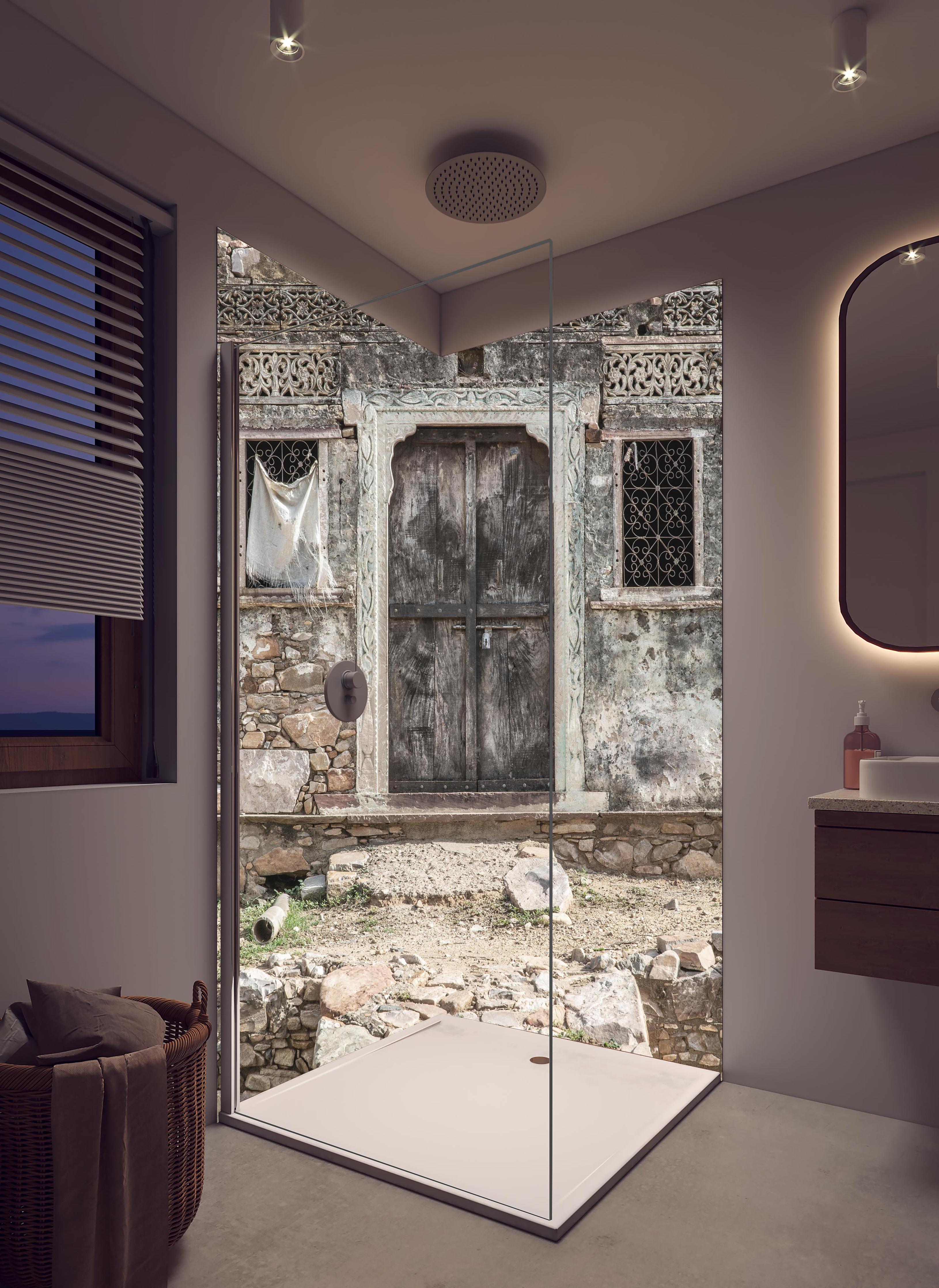 Duschrückwand - Historische Architektur - Eingang in hellem Badezimmer mit Regenduschkopf - zweiteilige Eck-Duschrückwand