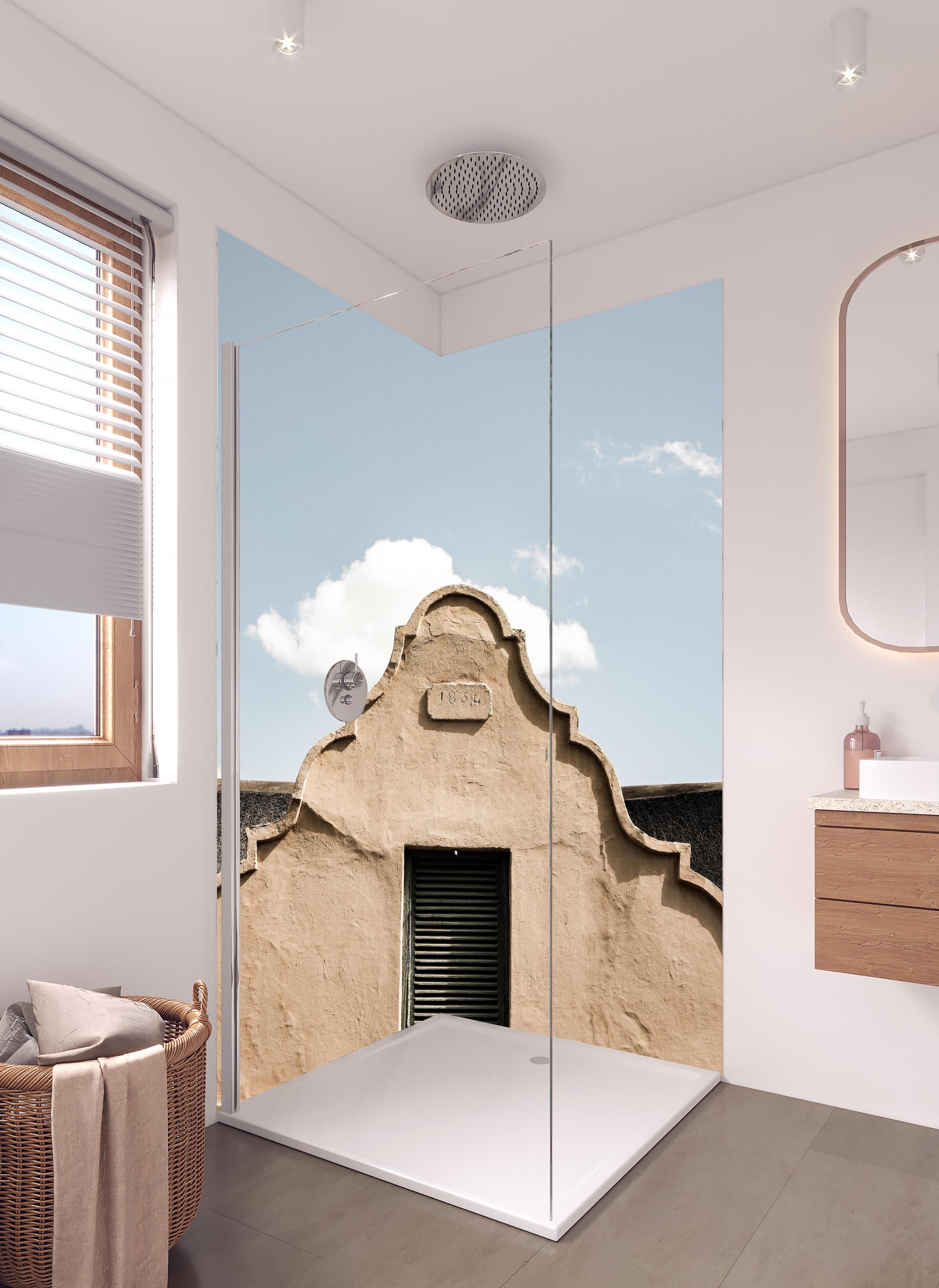Duschrückwand - Historische Gebäudefassade unter Wolkenhimmel in hellem Badezimmer mit Regenduschkopf - zweiteilige Eck-Duschrückwand