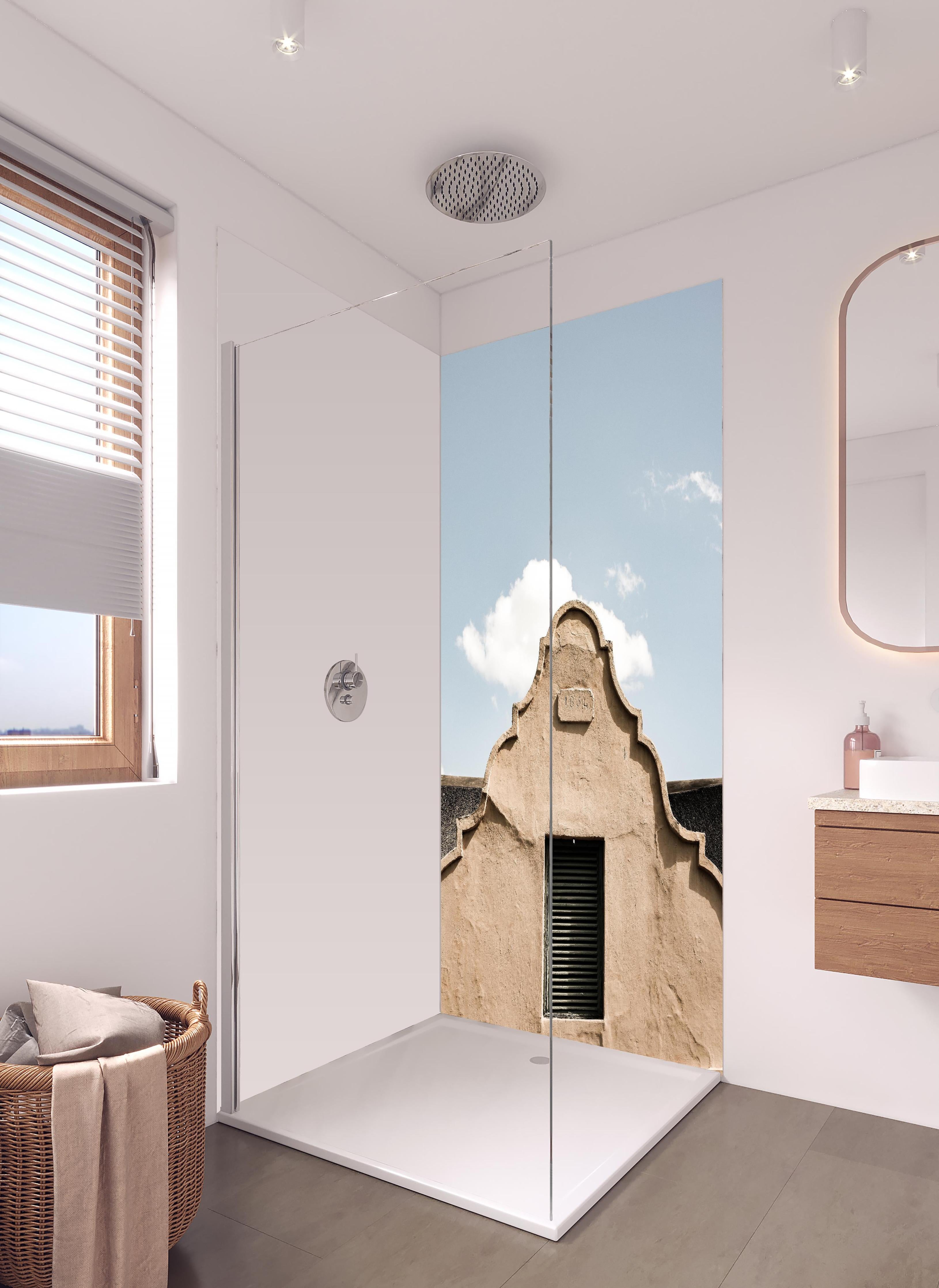 Duschrückwand - Historische Gebäudefassade unter Wolkenhimmel in hellem Badezimmer mit Regenduschkopf - zweiteilige Eck-Duschrückwand