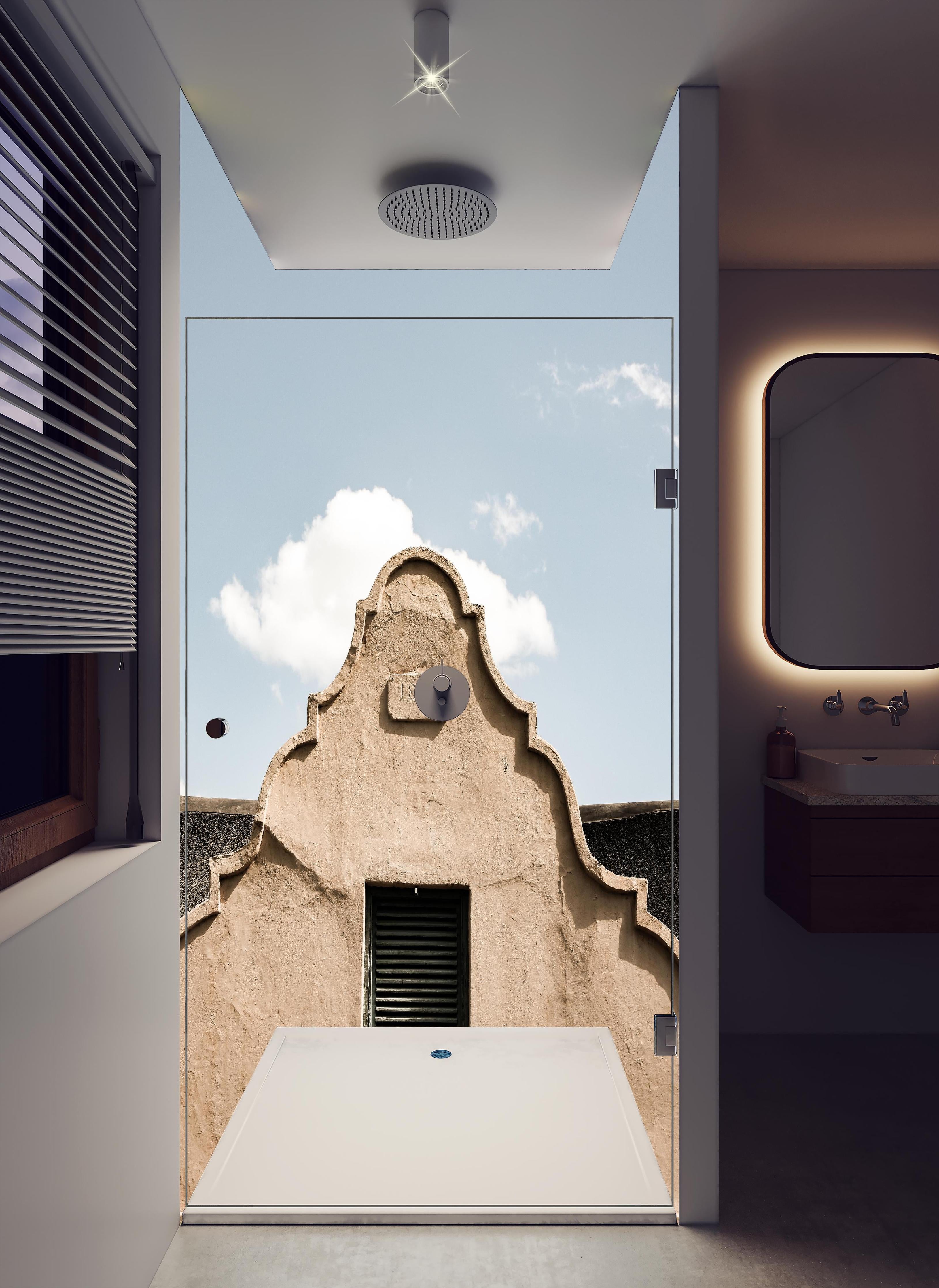 Duschrückwand - Historische Gebäudefassade unter Wolkenhimmel in hellem Badezimmer mit Regenduschkopf - zweiteilige Eck-Duschrückwand