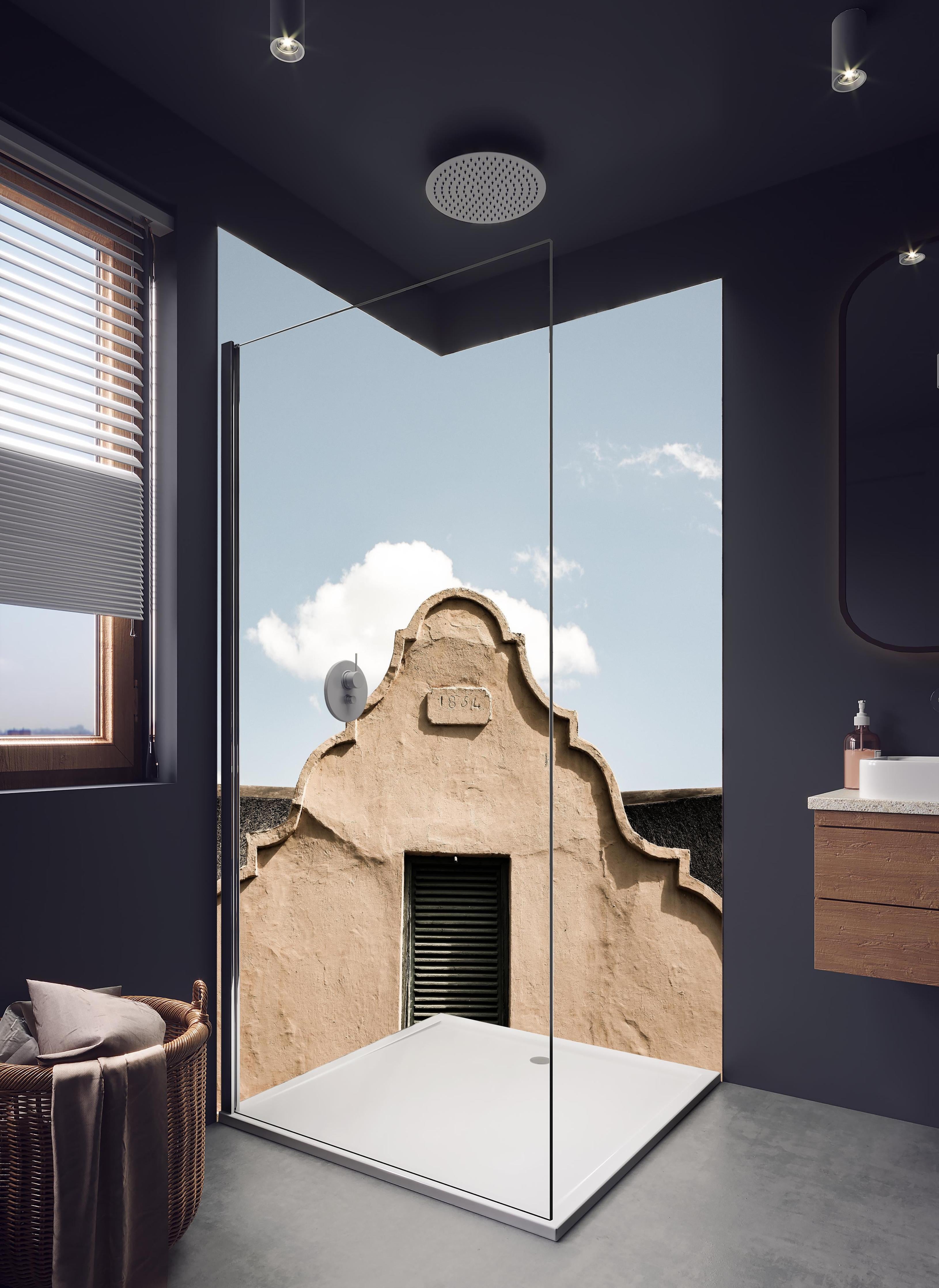 Duschrückwand - Historische Gebäudefassade unter Wolkenhimmel in hellem Badezimmer mit Regenduschkopf - zweiteilige Eck-Duschrückwand