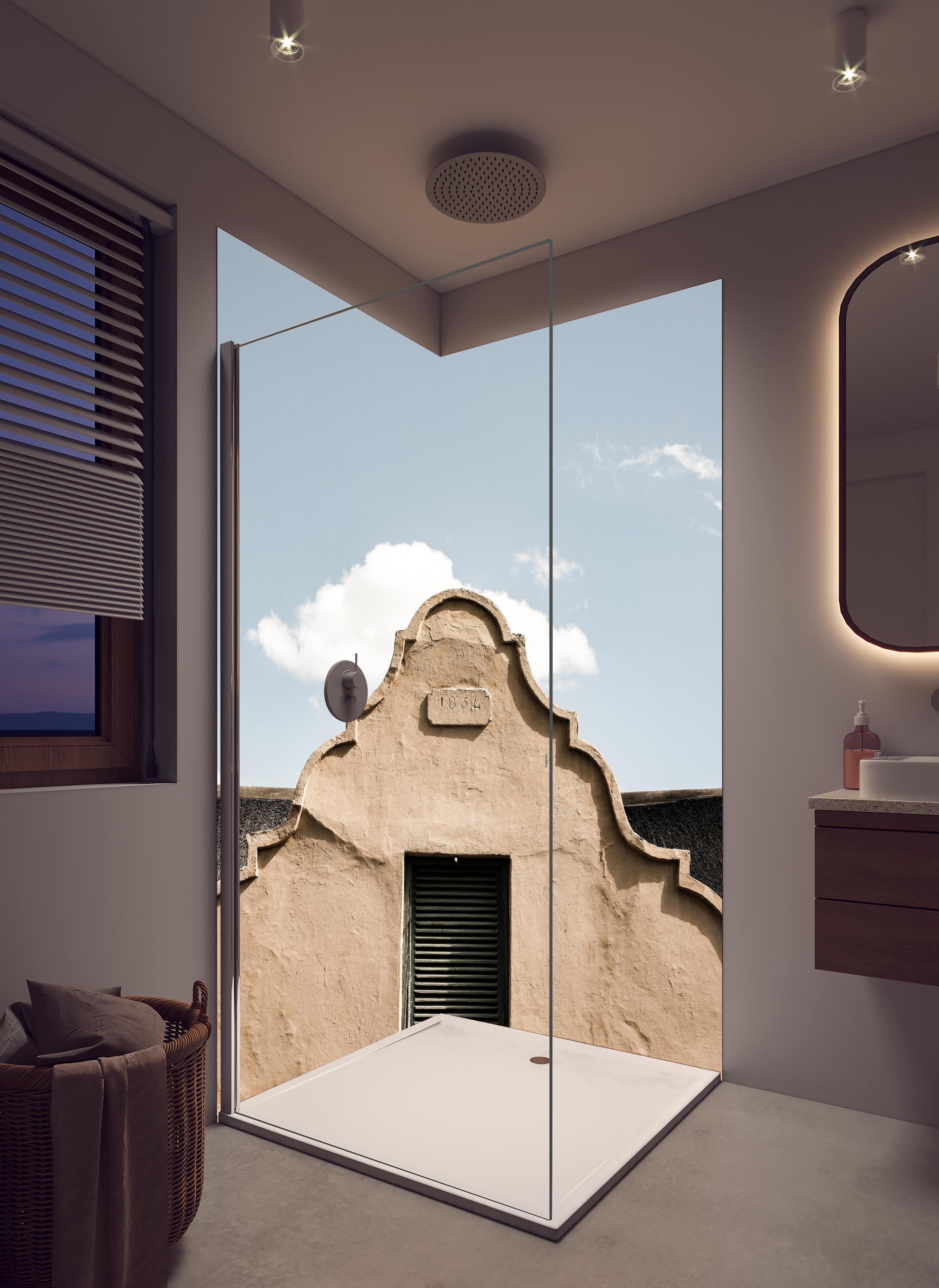 Duschrückwand - Historische Gebäudefassade unter Wolkenhimmel in hellem Badezimmer mit Regenduschkopf - zweiteilige Eck-Duschrückwand