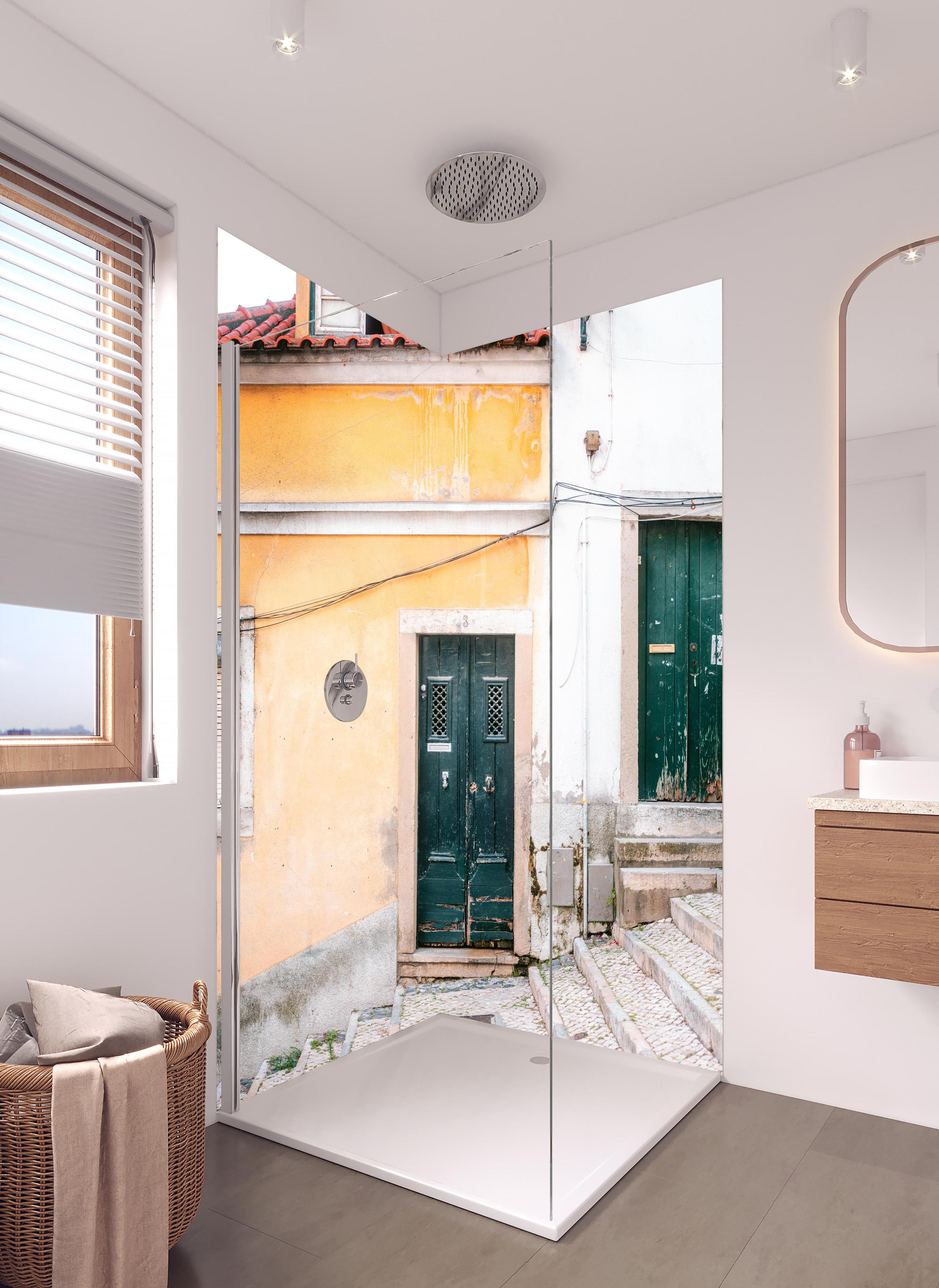 Duschrückwand - Historische Stadthaus Fassade in Lissabon in hellem Badezimmer mit Regenduschkopf - zweiteilige Eck-Duschrückwand