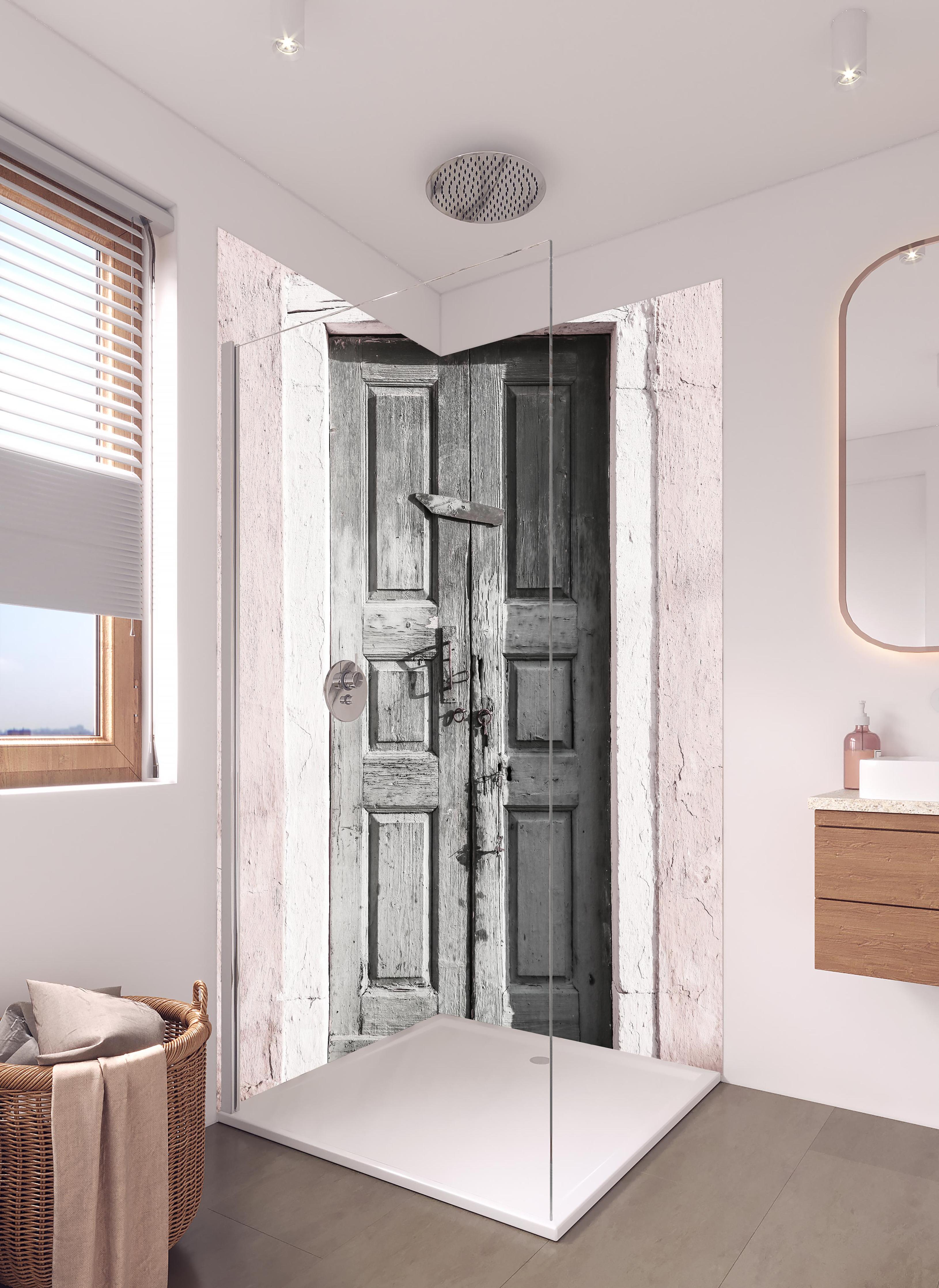 Duschrückwand - Historische Tür in hellem Badezimmer mit Regenduschkopf - zweiteilige Eck-Duschrückwand